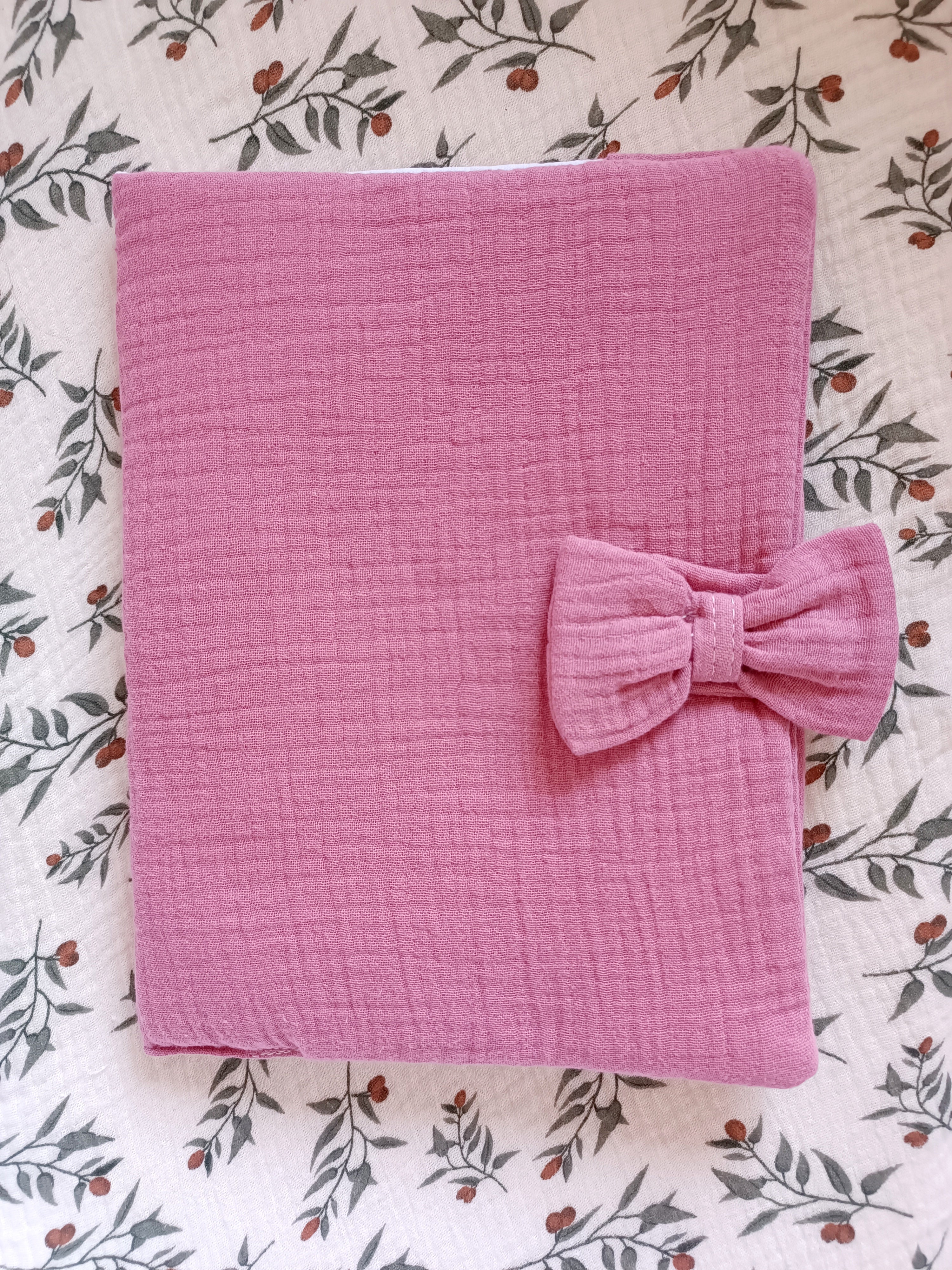 Protège carnet de santé en gaze de coton framboise avec noeud - personnalisable -