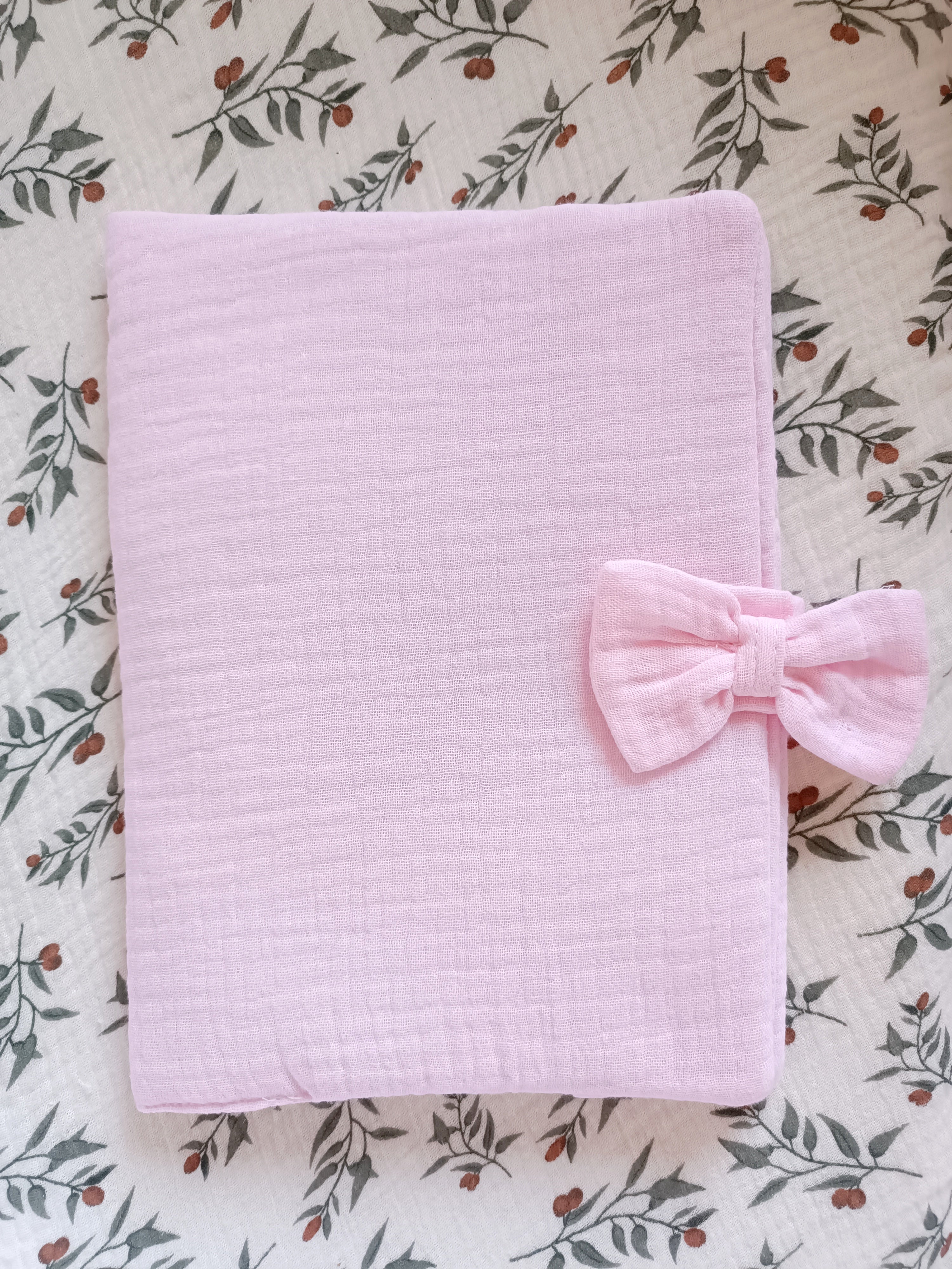 Protège carnet de santé en gaze de coton rose avec noeud - personnalisable -