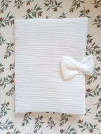 Protège carnet de santé en gaze de coton blanc avec noeud - personnalisable -