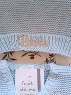 Tenue naissance 0/3 mois en maille bleu ciel - personnalisable