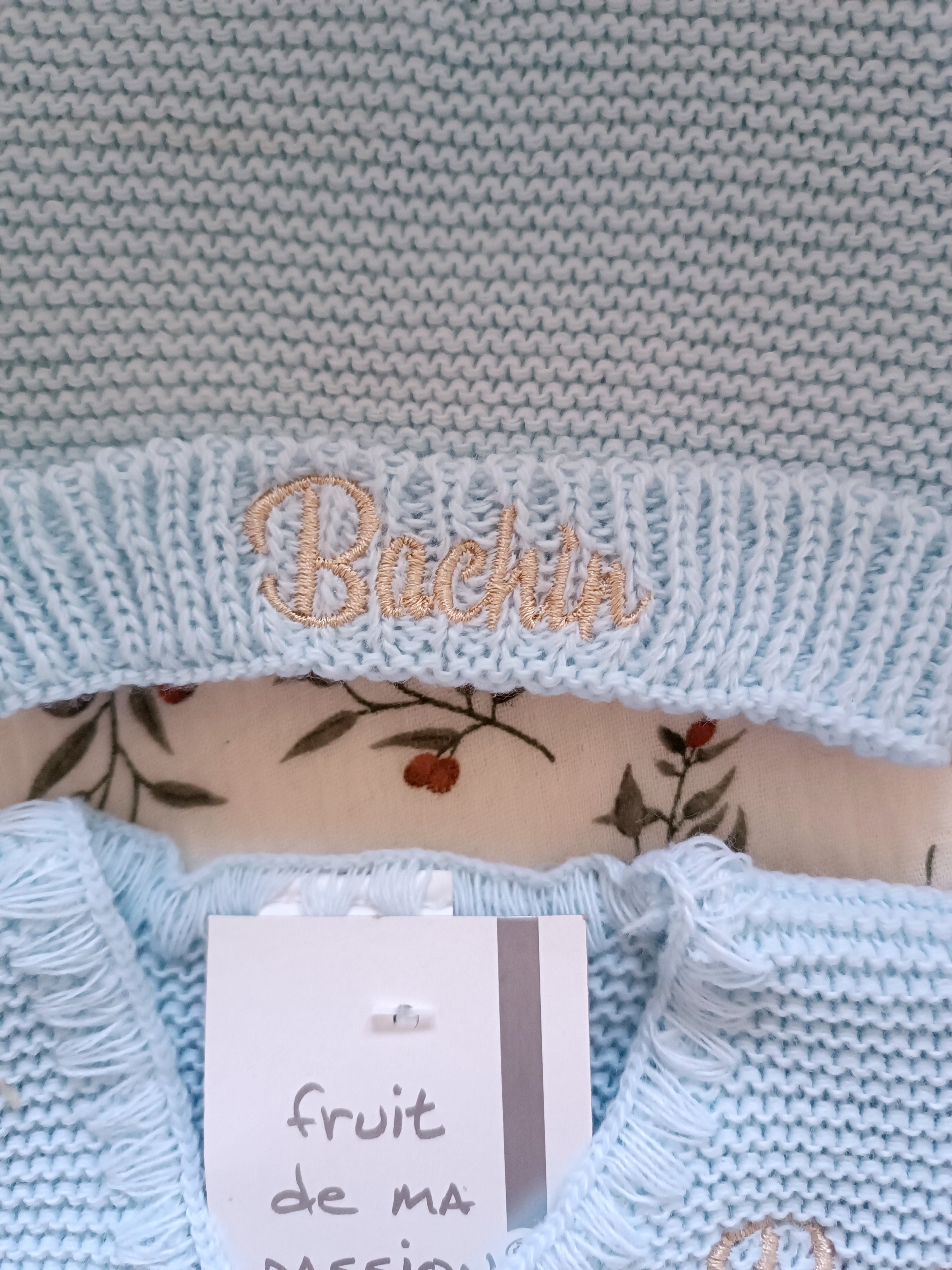 Tenue naissance 0/3 mois en maille bleu ciel - personnalisable
