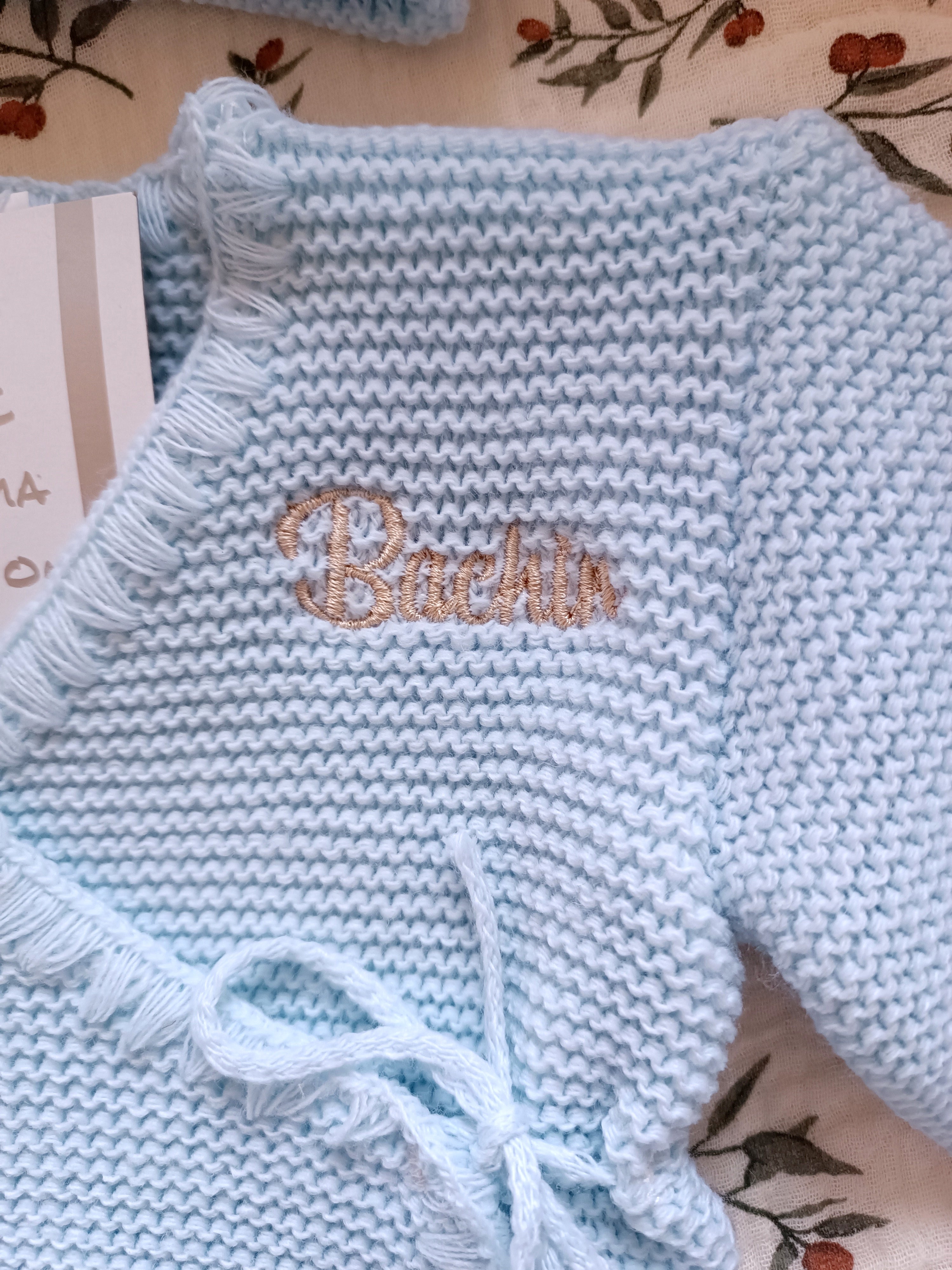 Tenue naissance 0/3 mois en maille bleu ciel - personnalisable