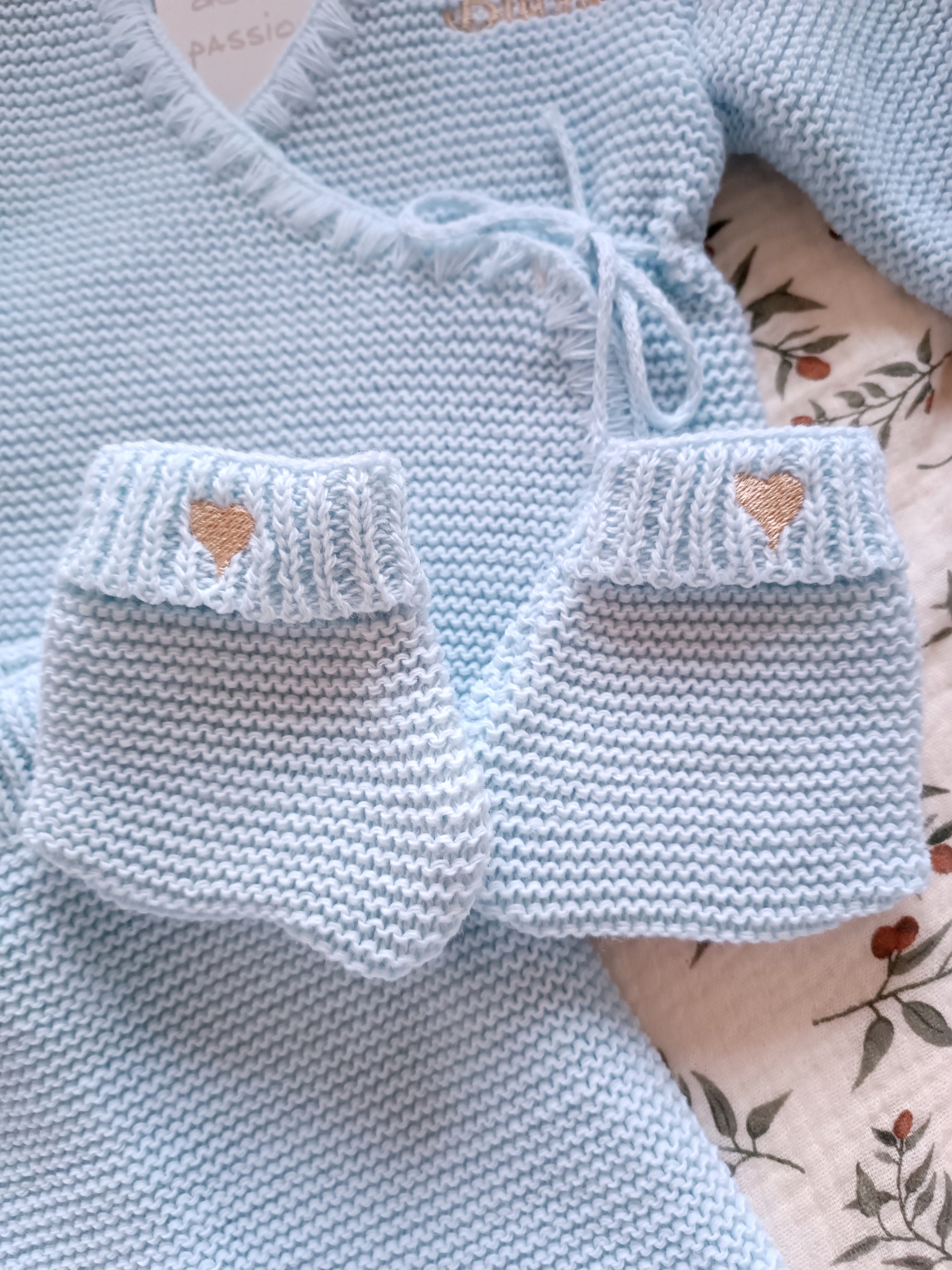 Tenue naissance 0/3 mois en maille bleu ciel - personnalisable