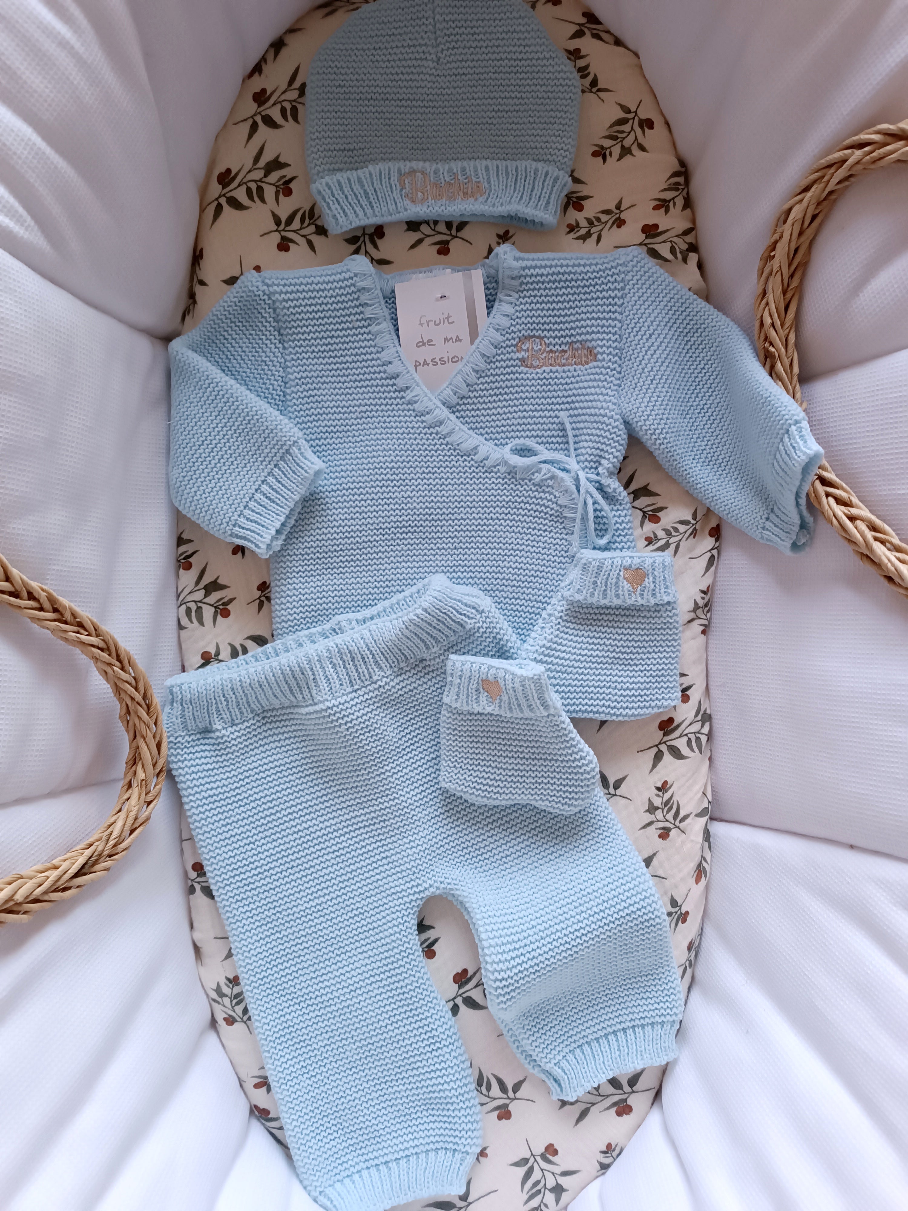Tenue naissance 0/3 mois en maille bleu ciel - personnalisable