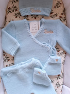 Tenue naissance 0/3 mois en maille bleu ciel - personnalisable
