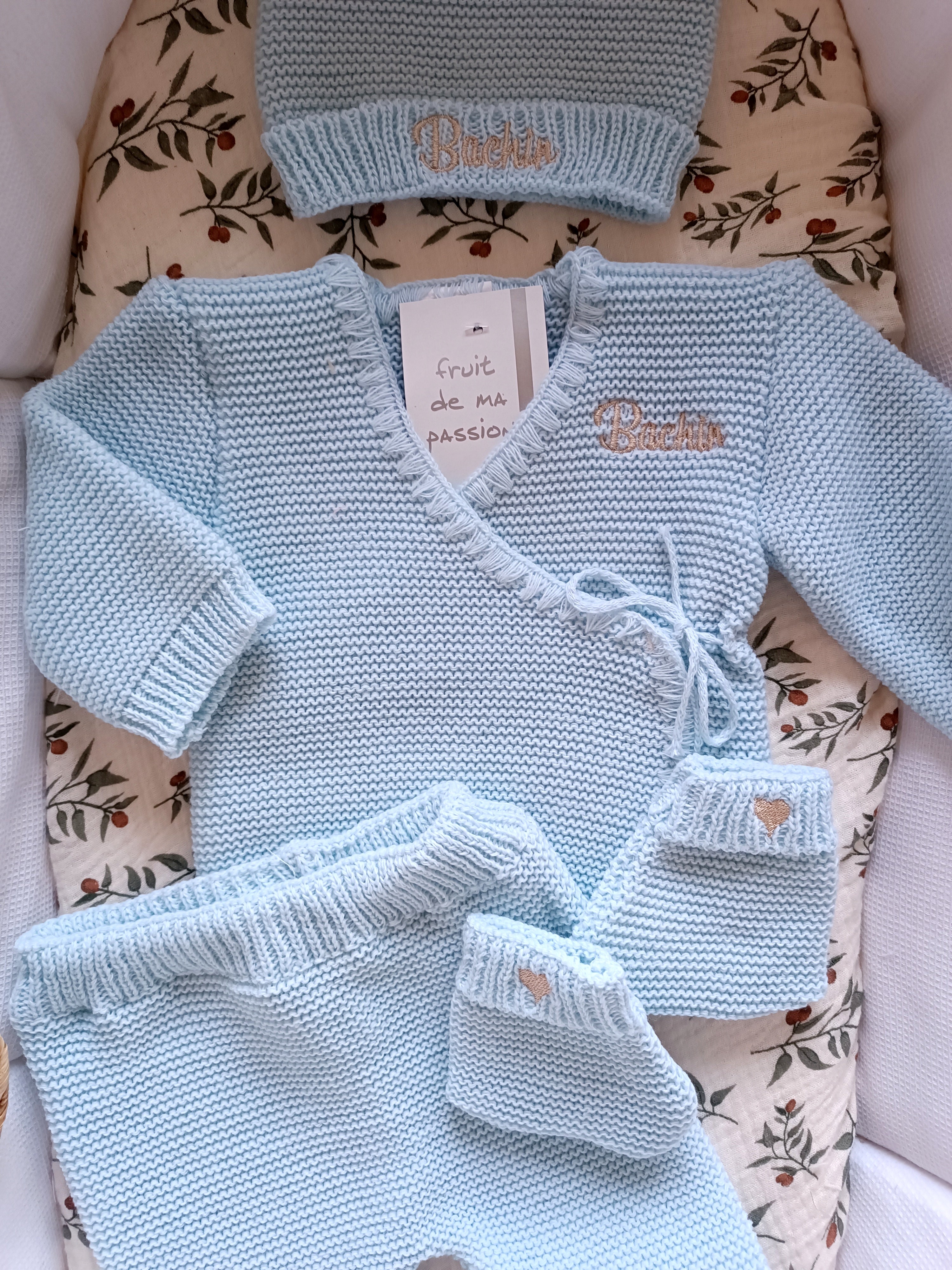 Tenue naissance 0/3 mois en maille bleu ciel - personnalisable