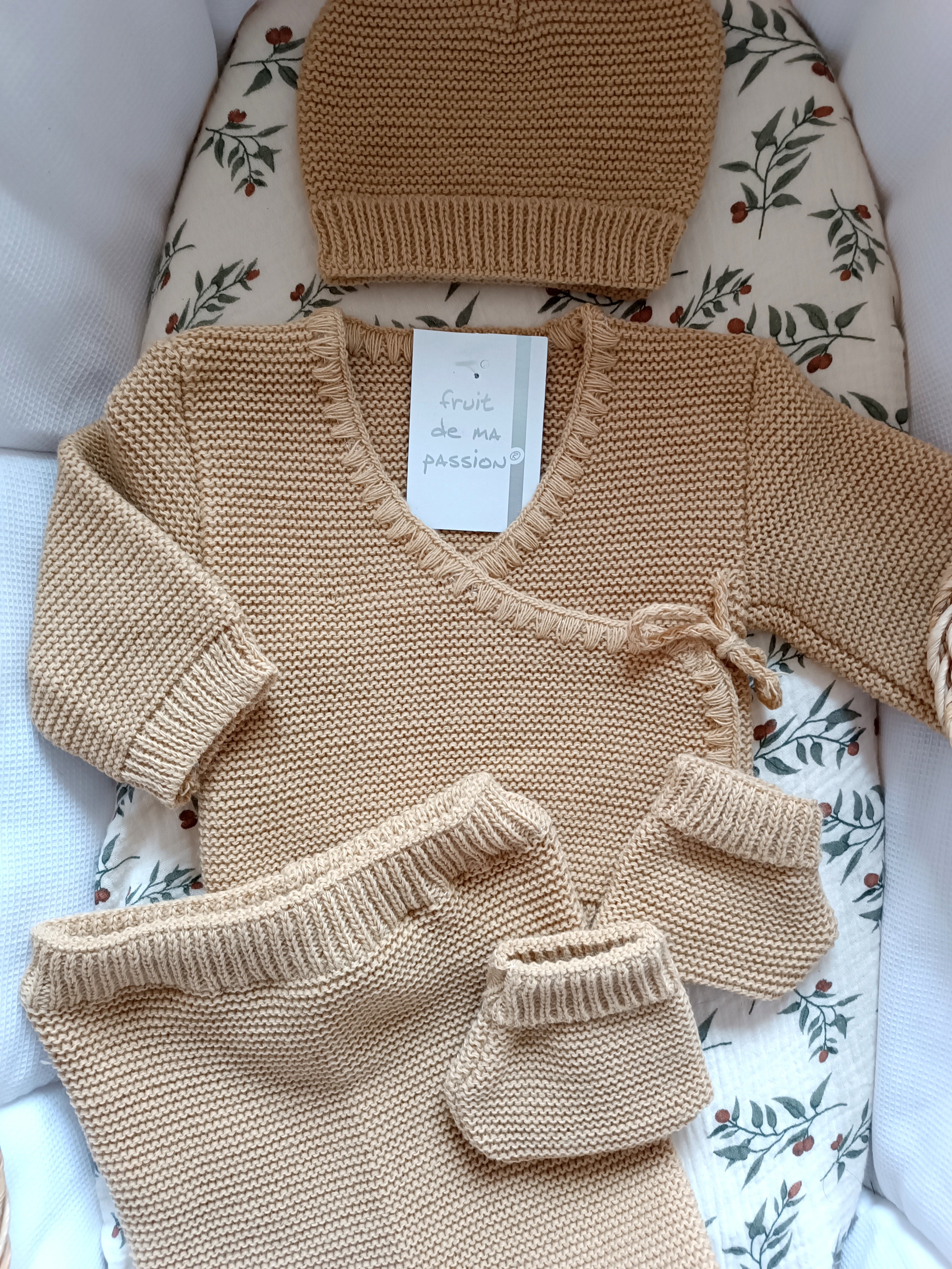 Tenue naissance 0/3 mois en maille camel - personnalisable