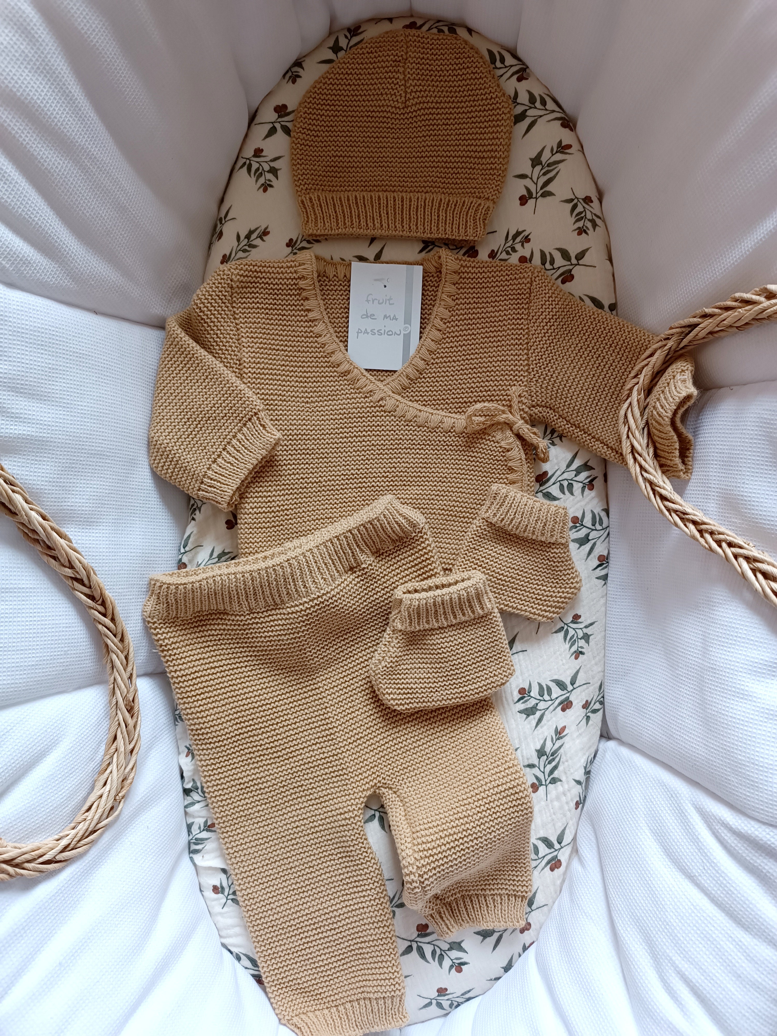 Tenue naissance 0/3 mois en maille camel - personnalisable