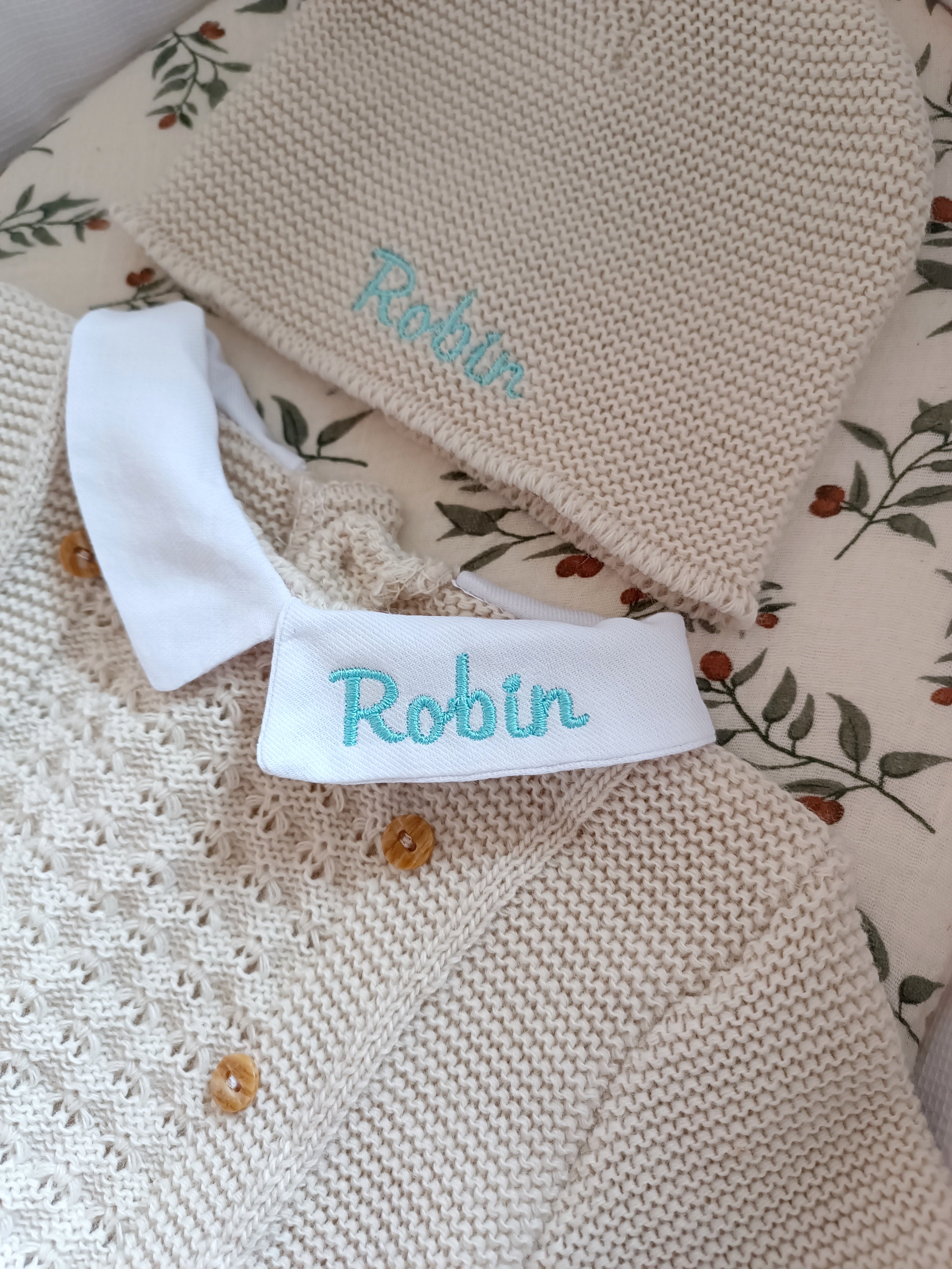 Ensemble complet naissance beige avec détails boutons 0/3 mois
