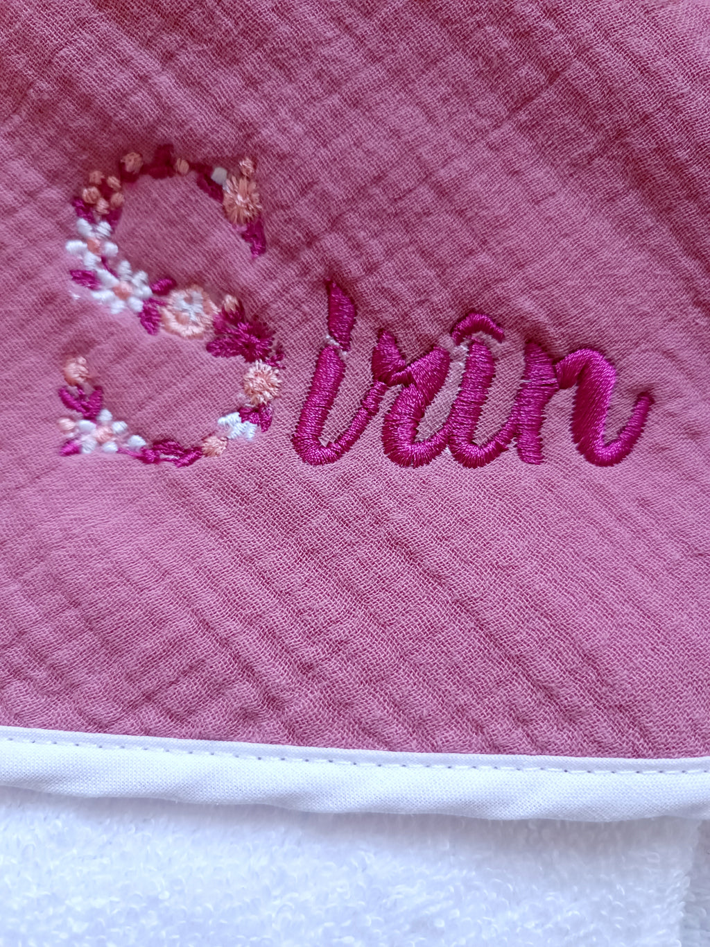 Cape de bain en gaze de coton framboise - personnalisable -