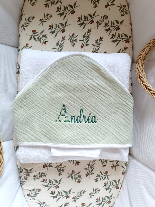 Cape de bain en gaze de coton vert sauge - personnalisable -