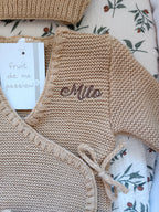 Tenue naissance 0/3 mois en maille camel - personnalisable