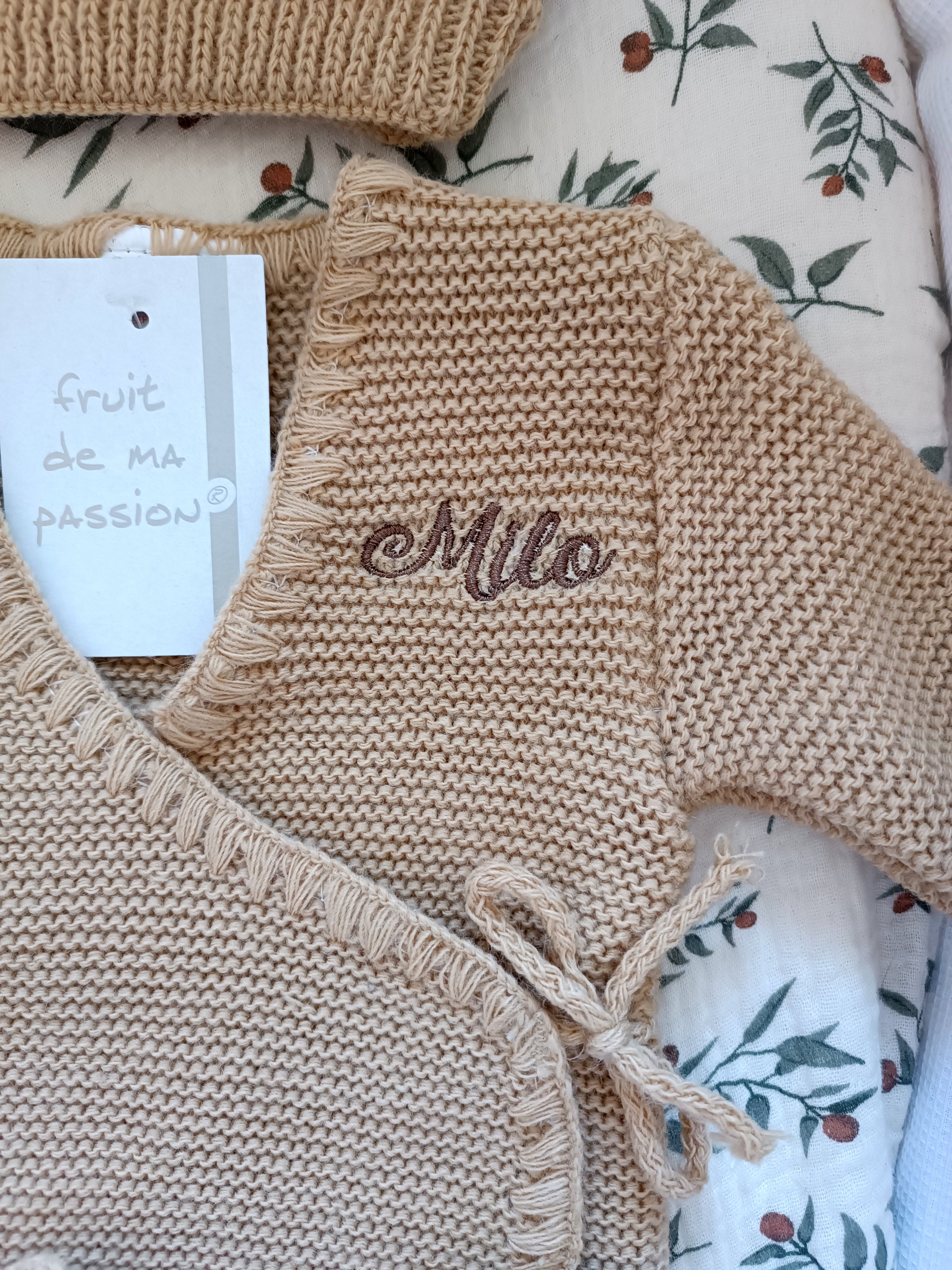 Tenue naissance 0/3 mois en maille camel - personnalisable