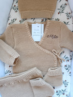 Tenue naissance 0/3 mois en maille camel - personnalisable