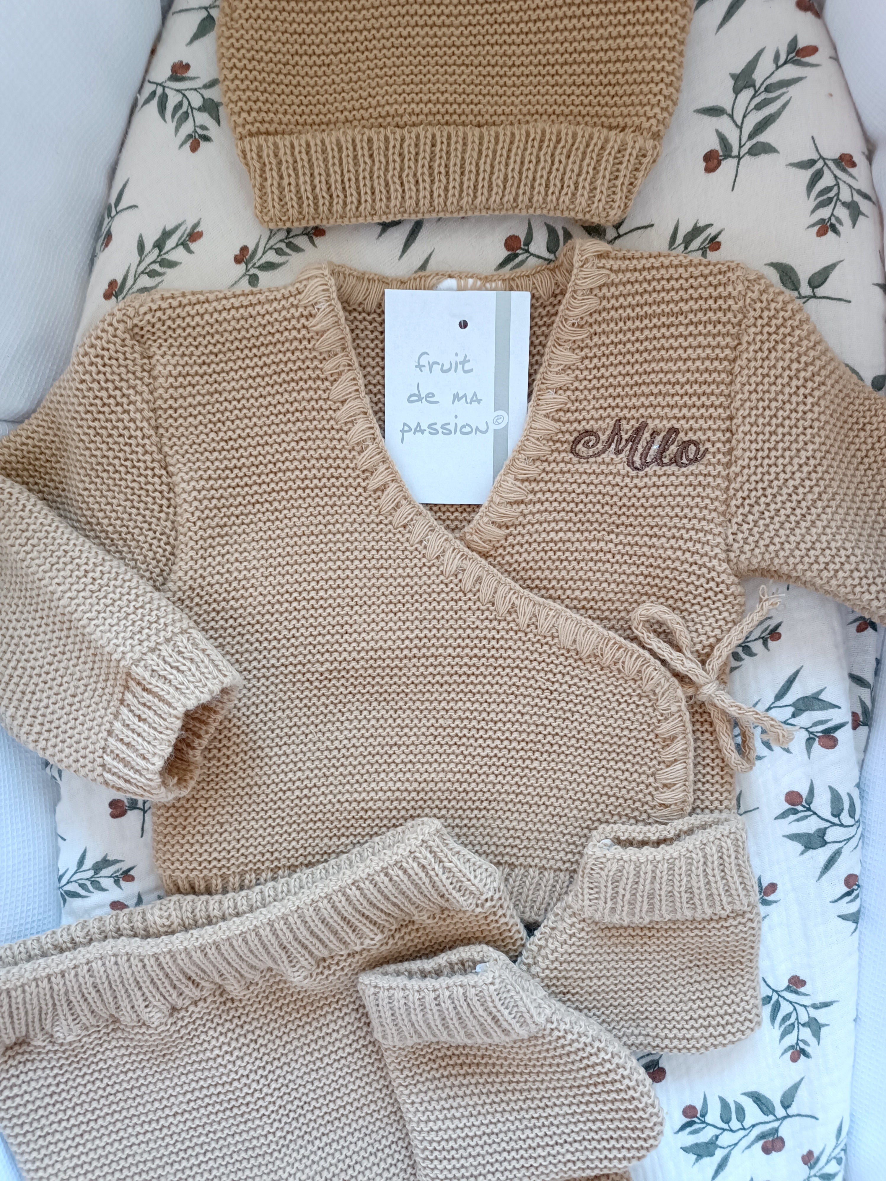Tenue naissance 0/3 mois en maille camel - personnalisable