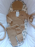 Tenue naissance 0/3 mois en maille camel - personnalisable