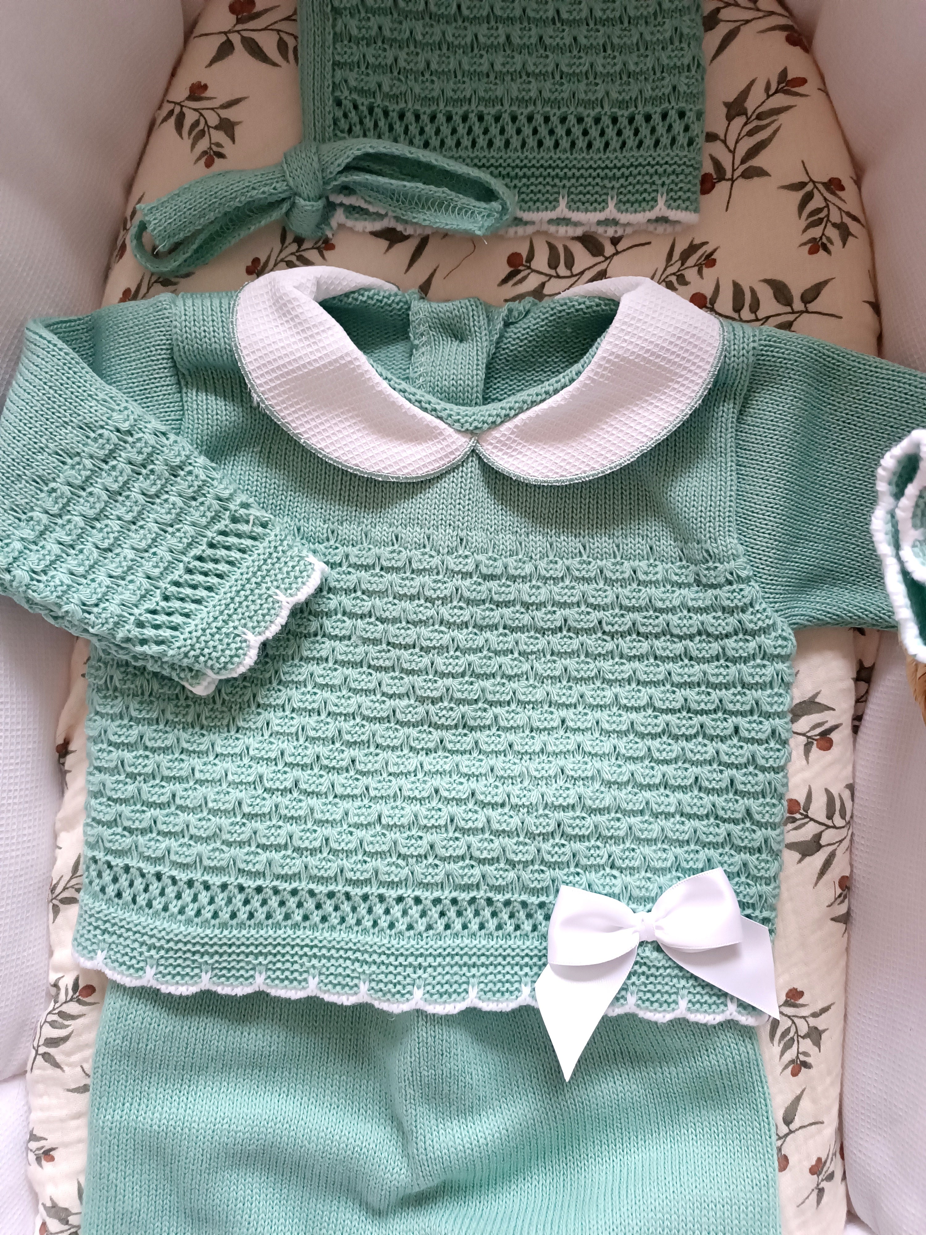 Ensemble complet naissance vert avec details noeud blanc 0/3 mois