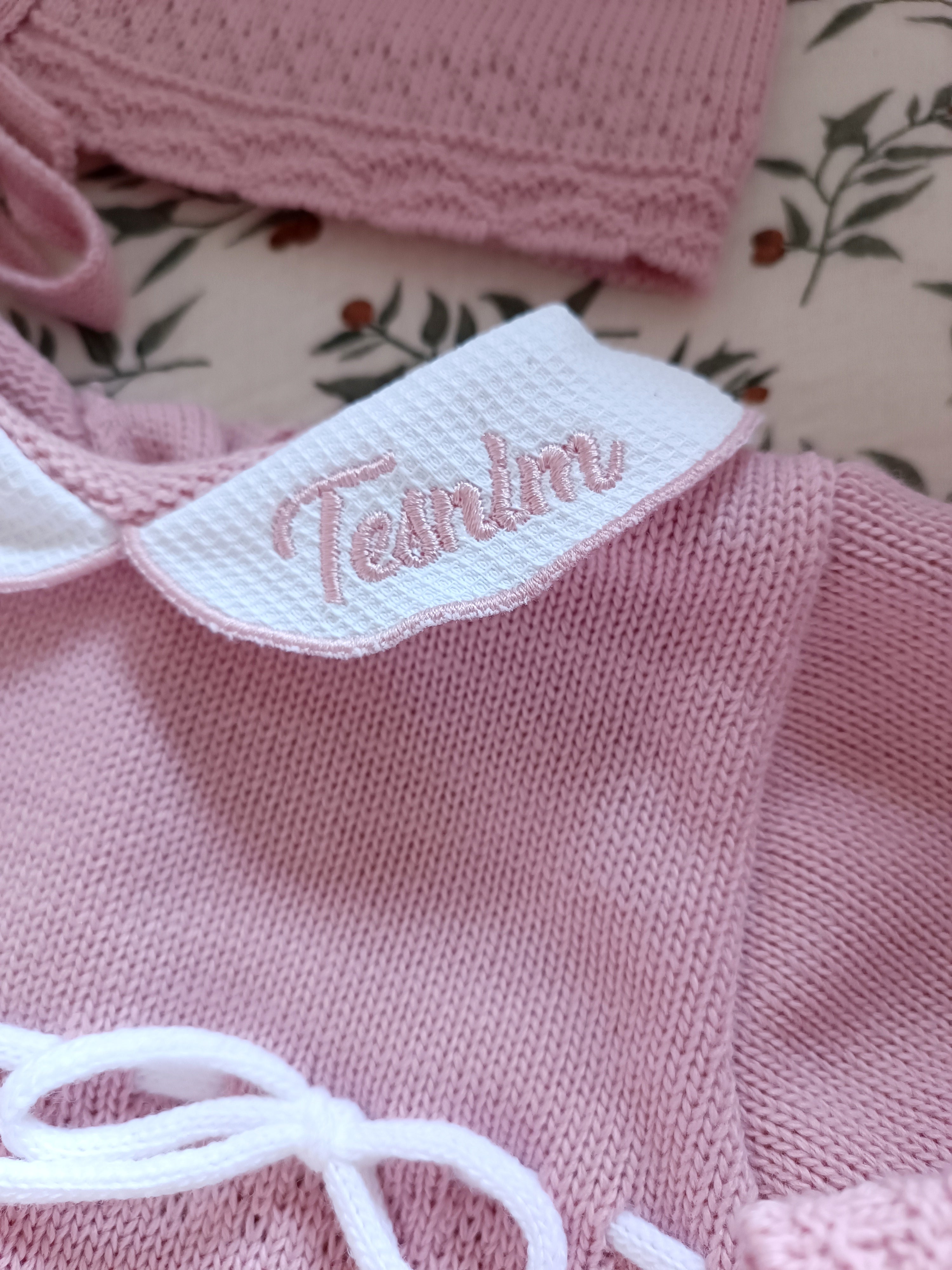 Ensemble complet naissance vieux rose avec détails lacet blanc 0/3 mois