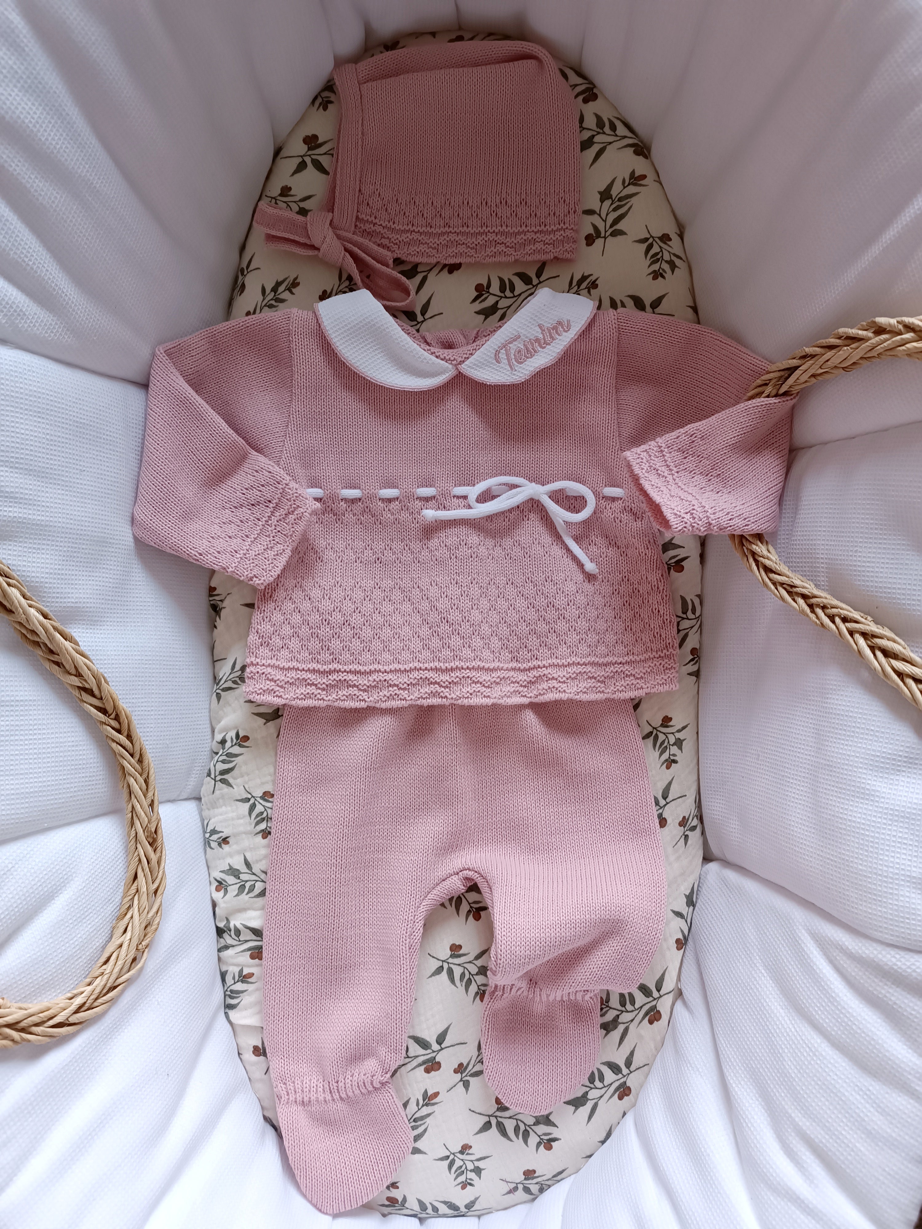 Ensemble complet naissance vieux rose avec détails lacet blanc 0/3 mois