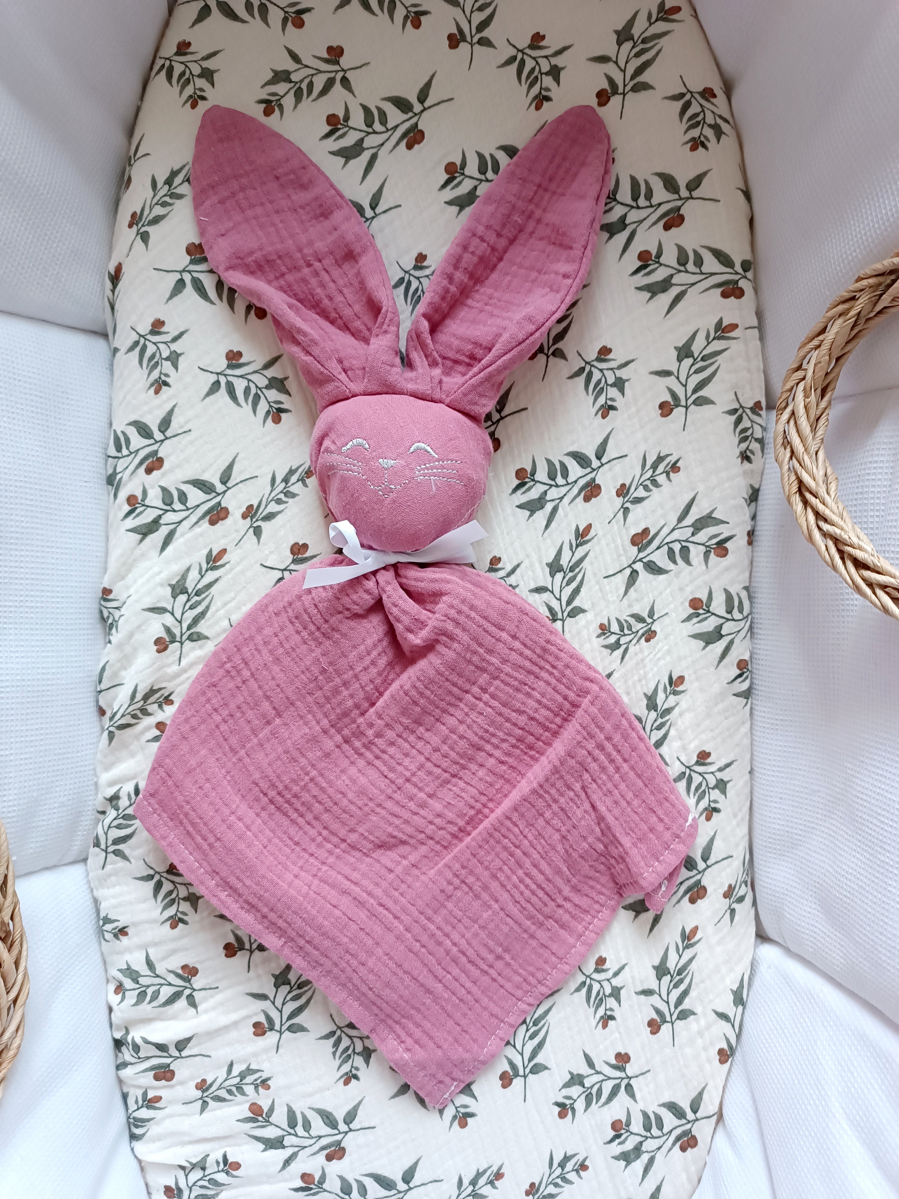 Doudou lapin en gaze de coton framboise
