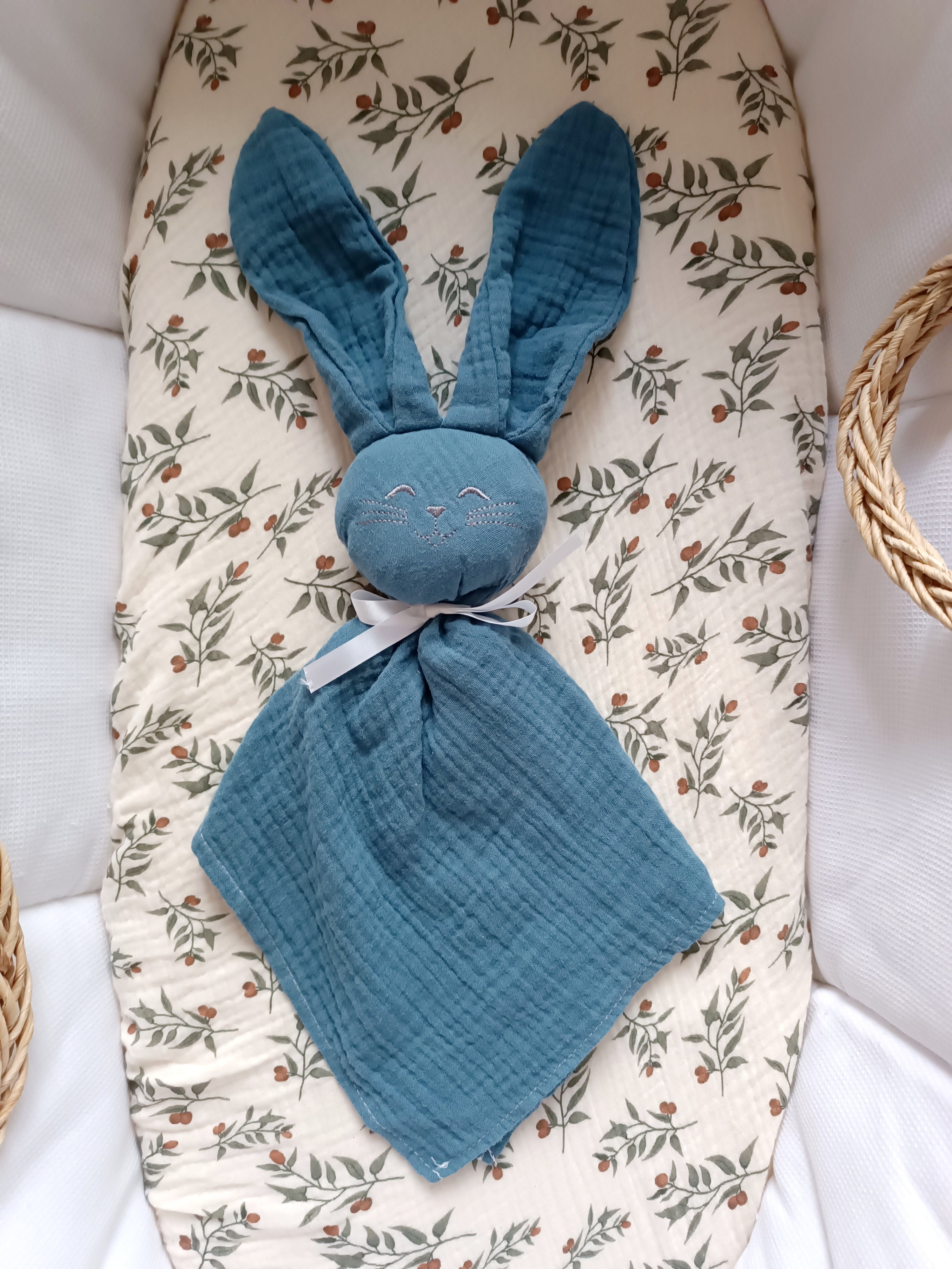 Doudou lapin en gaze de coton bleu denim