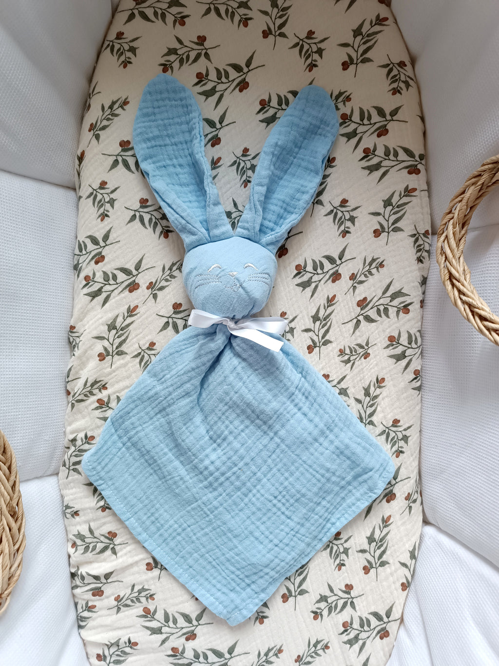 Doudou lapin en gaze de coton bleu ciel