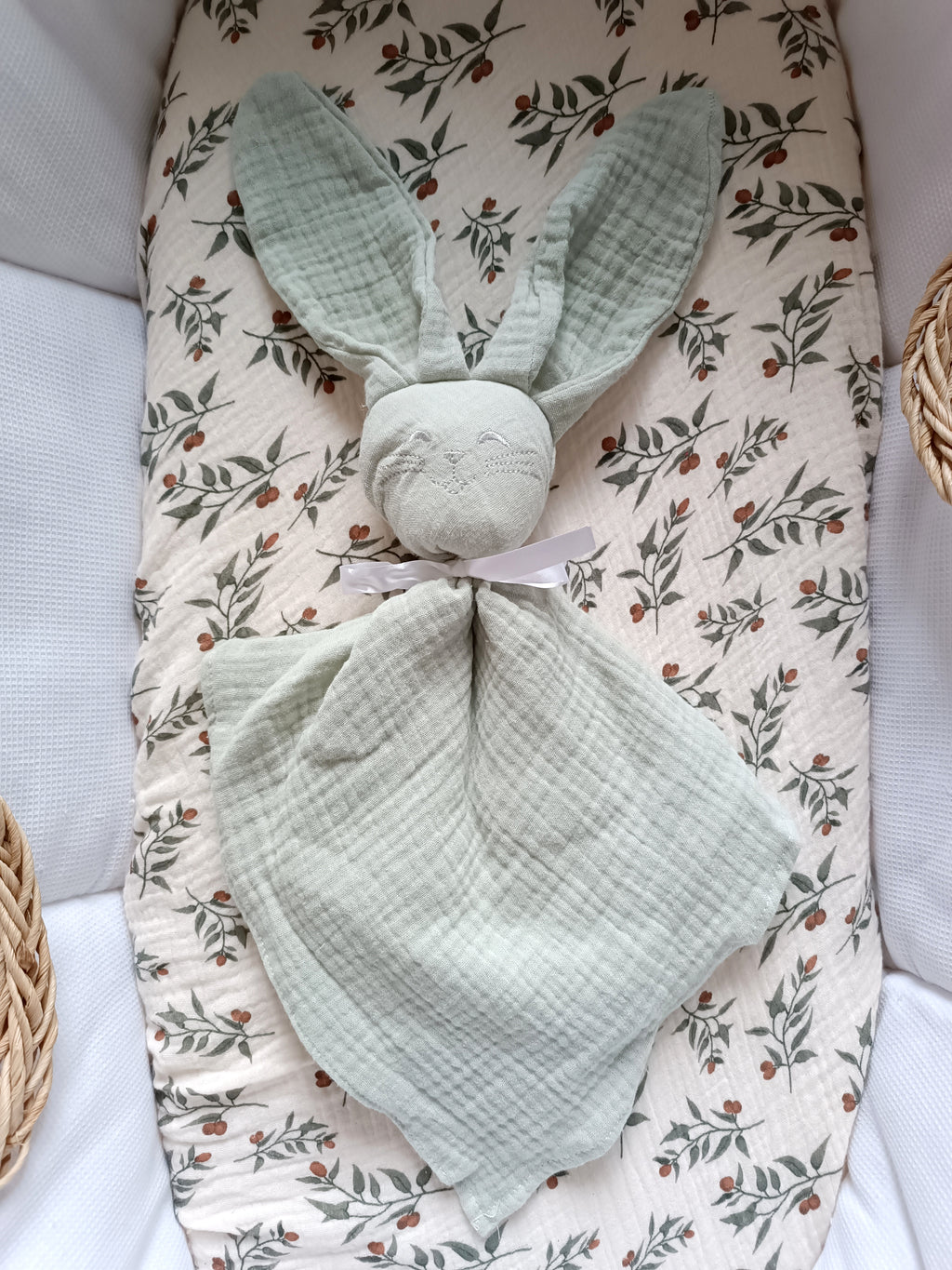 Doudou lapin en gaze de coton vert sauge