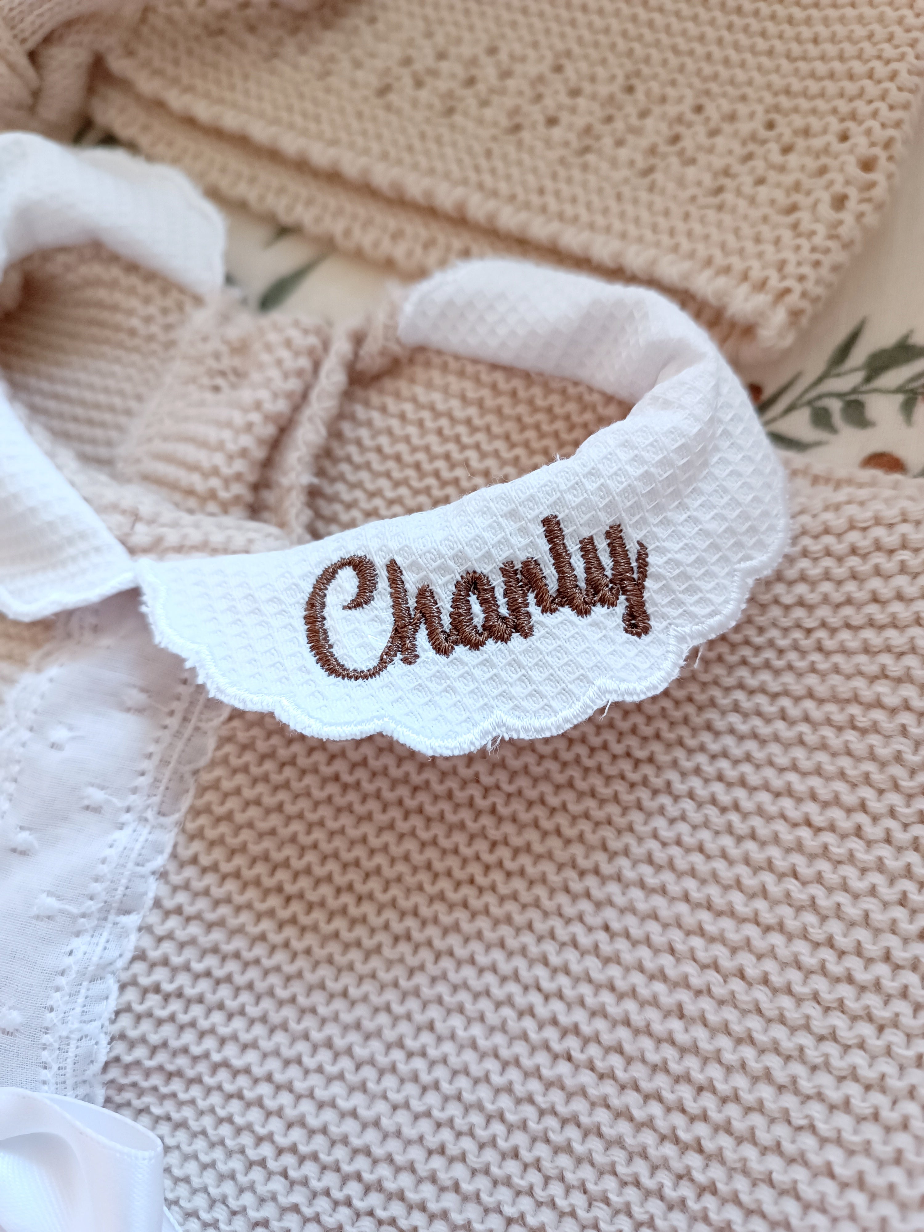 Ensemble complet naissance 0/3 mois, beige avec détails et noeud satiné blanc + dentelle