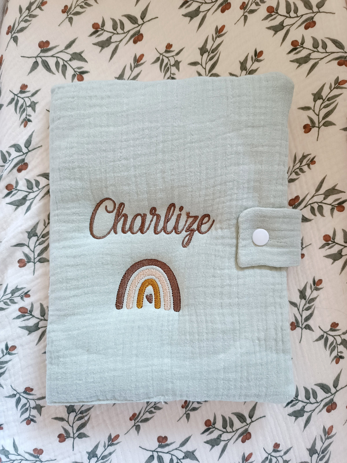 Protège carnet de santé en gaze de coton vert sauge - personnalisable -