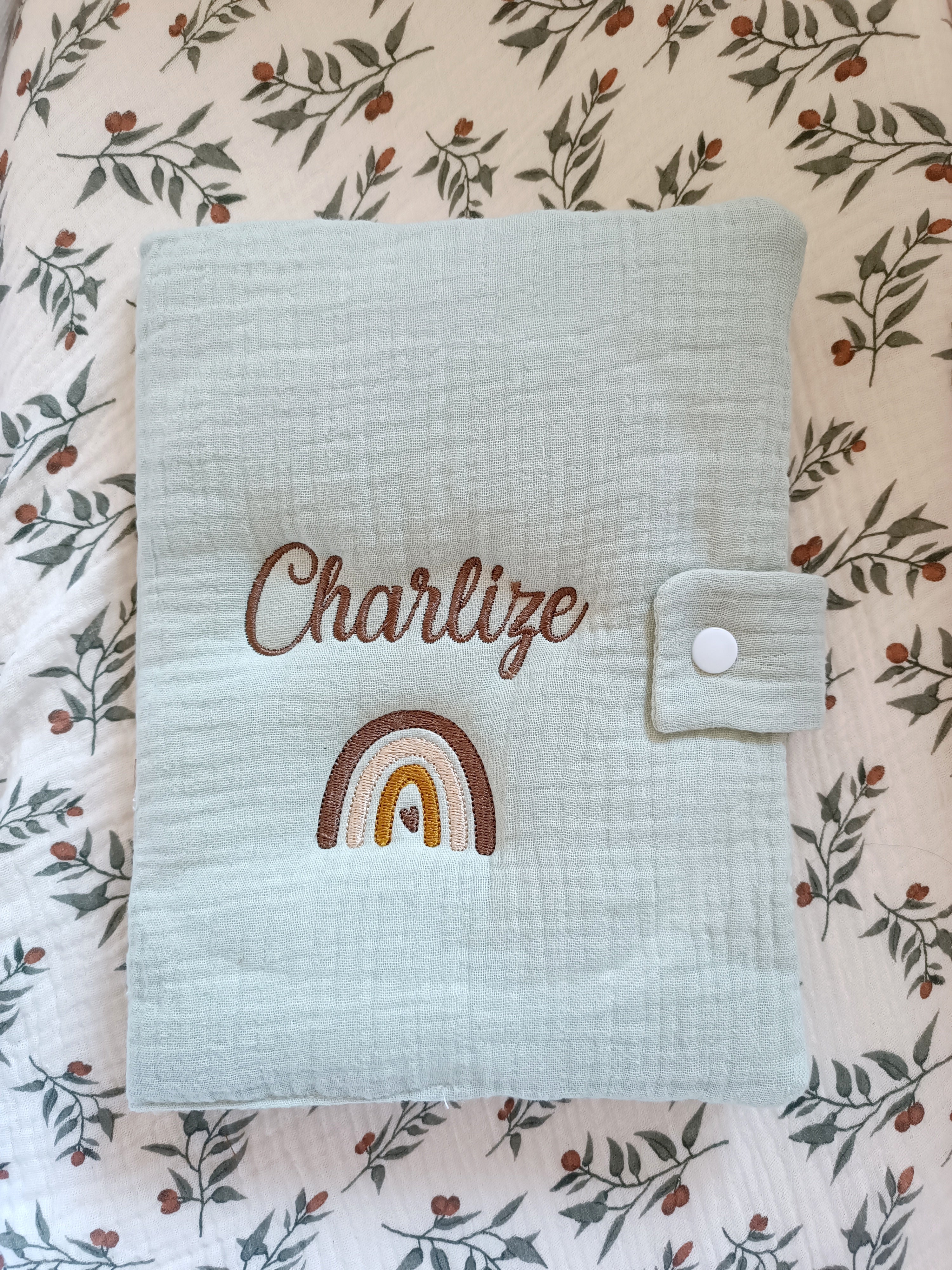 Protège carnet de santé en gaze de coton vert sauge - personnalisable -