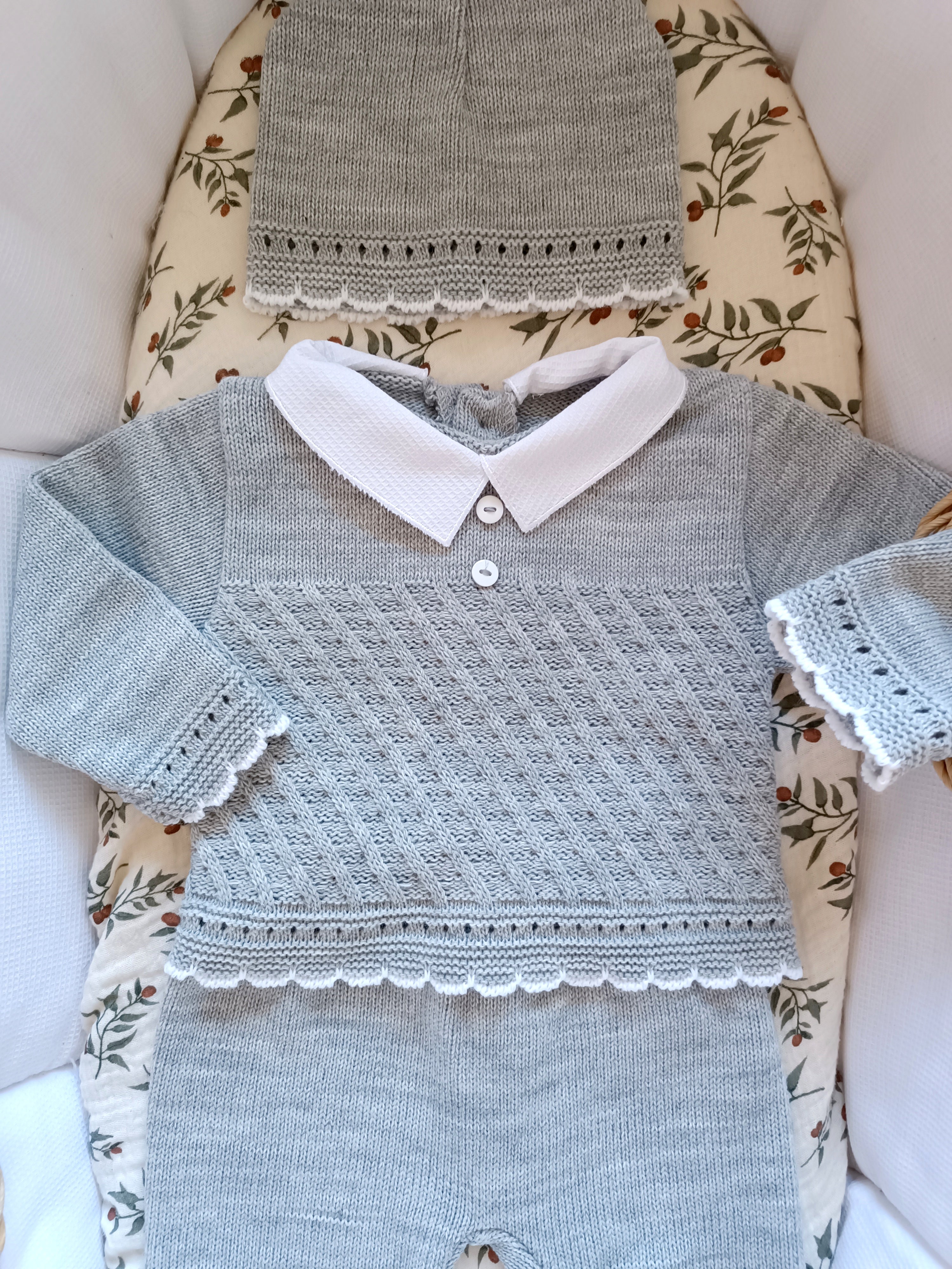 Ensemble complet naissance gris avec détails boutons blanc 0/3 mois