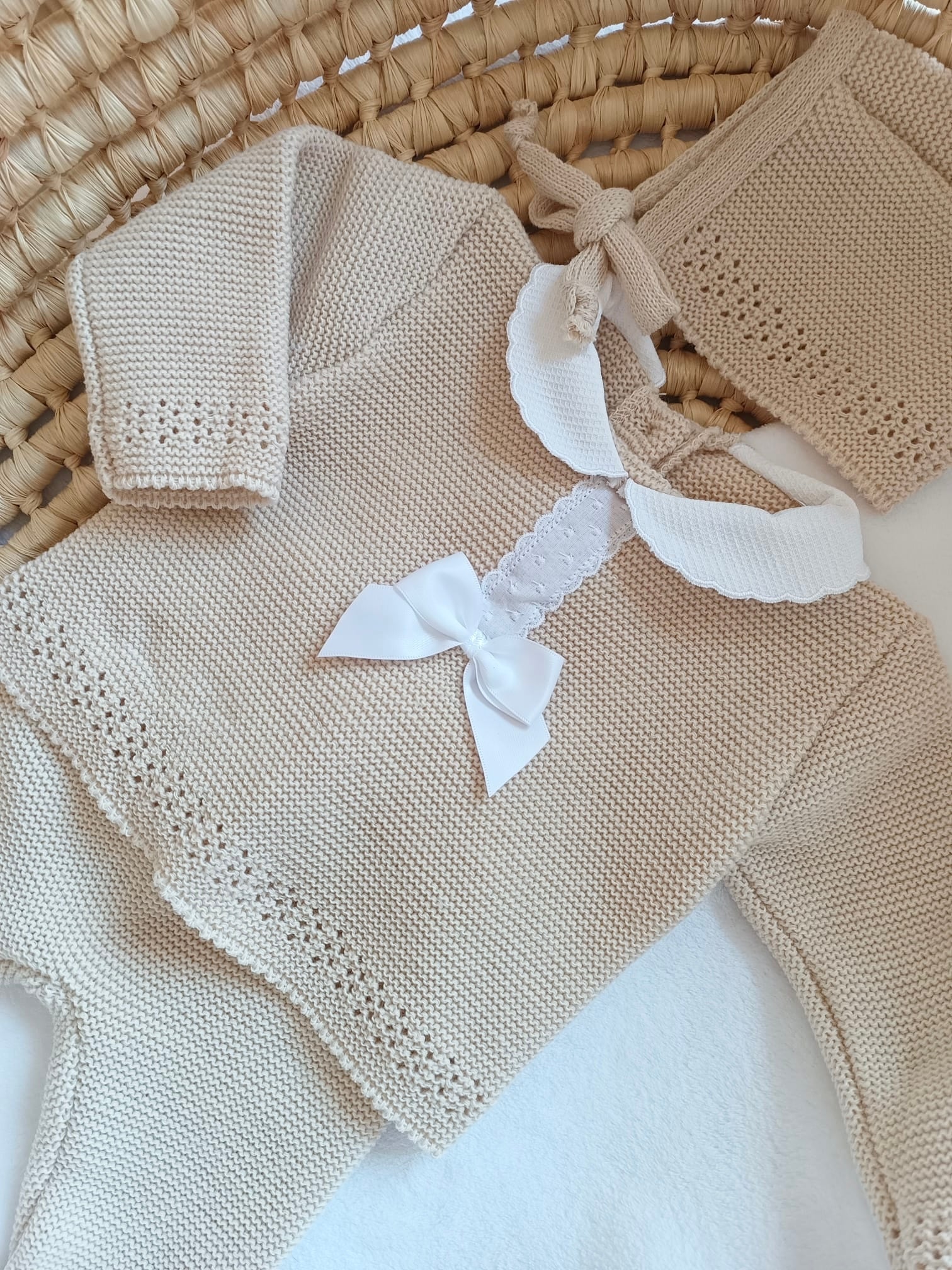 Ensemble complet naissance 0/3 mois, beige avec détails et noeud satiné blanc + dentelle