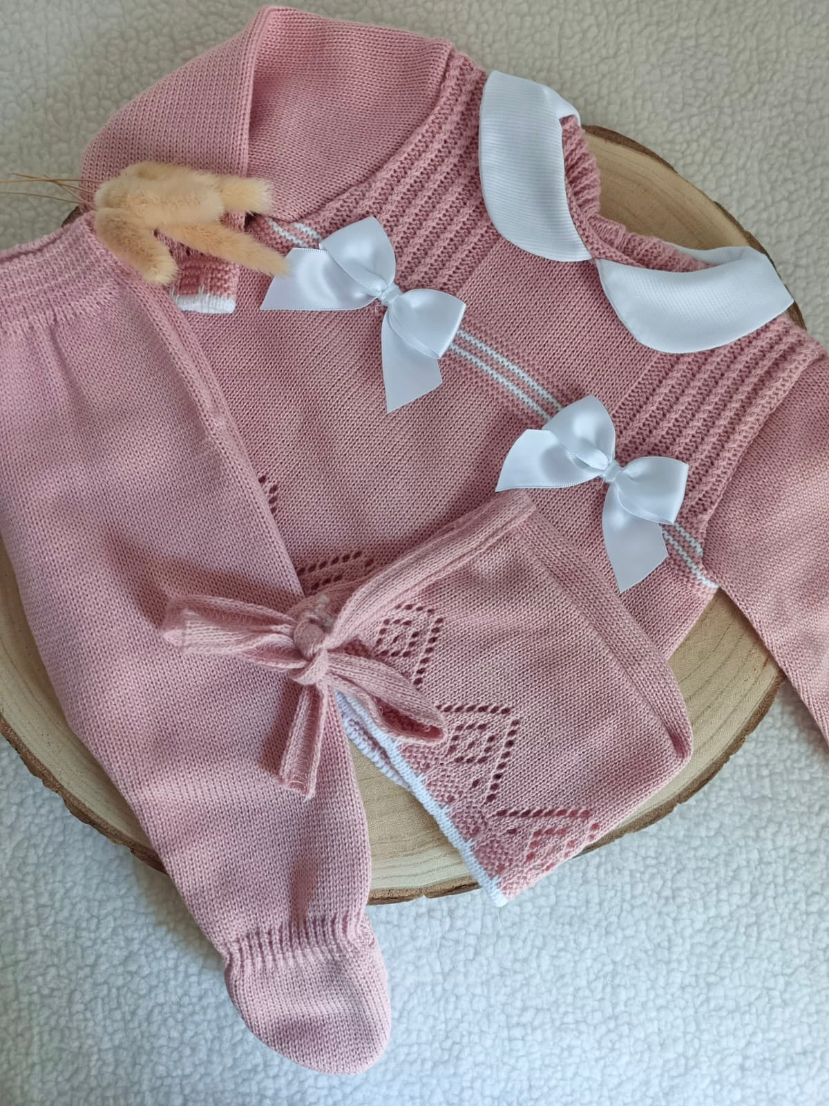 Ensemble complet naissance vieux rose 0/3 mois avec 2 noeuds satiné blanc