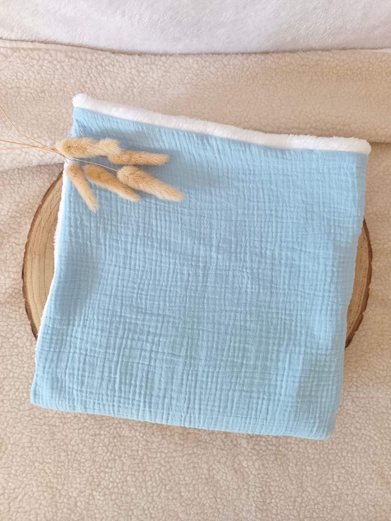 Couverture en gaze de coton et polaire bleu ciel - personnalisable -