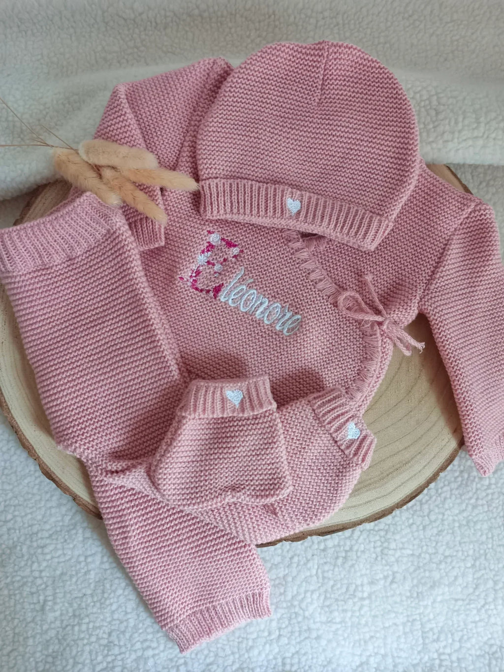 Ensemble naissance personnalisé 4 pièces en maille – lettre fleurie