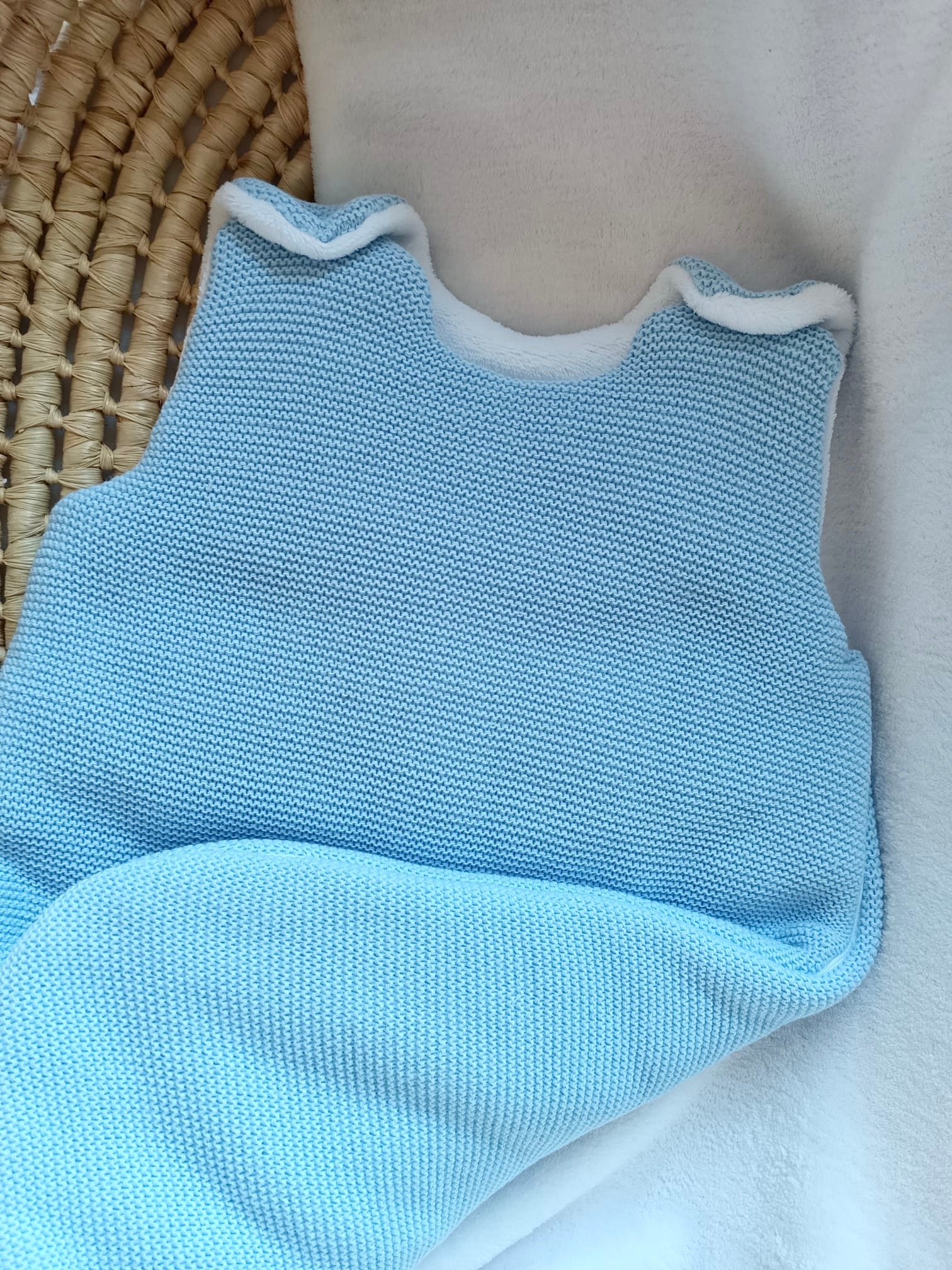 Gigoteuse molletonée en maille bleu ciel et polaire blanc - personnalisable -