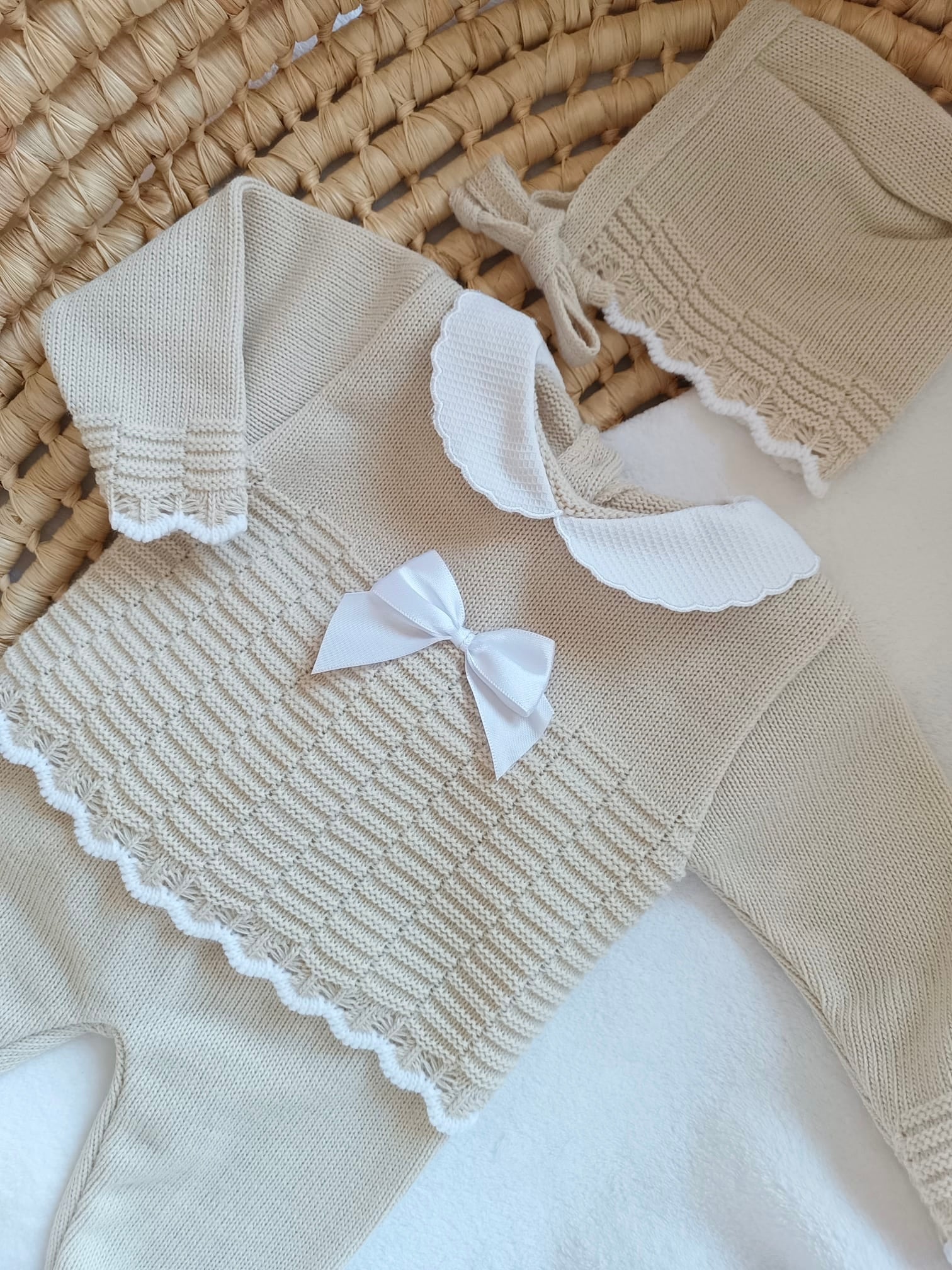 Ensemble complet beige/blanc avec noeud satiné blanc 0/3 mois