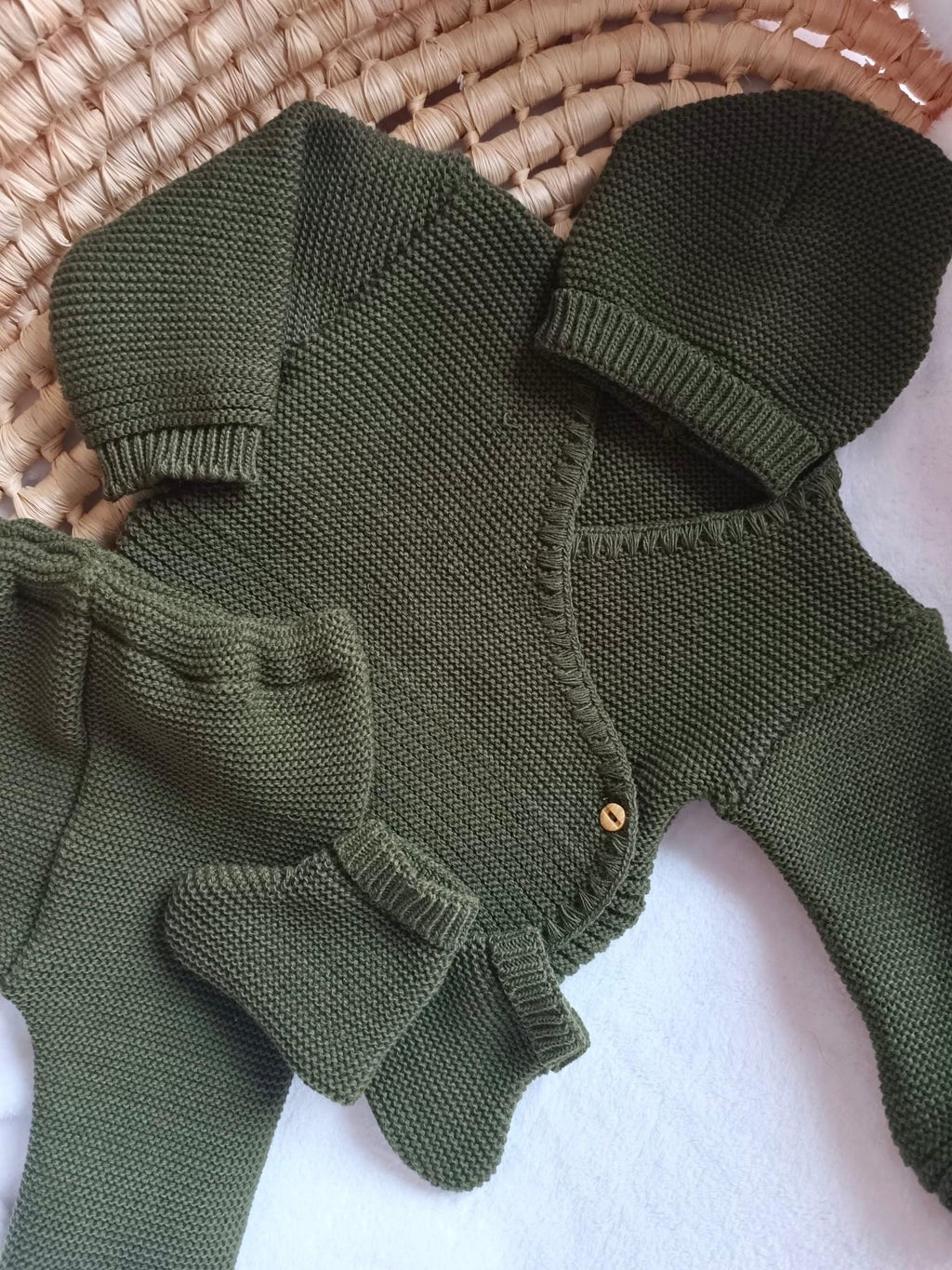 Ensemble naissance personnalisé 4 pièces en maille – lettre fleurie