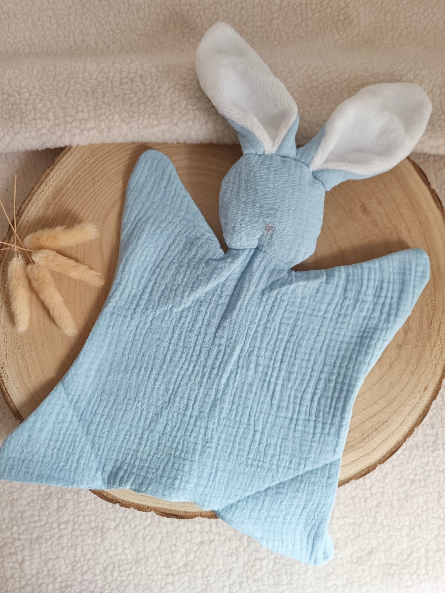Doudou lapin avec oreilles blanche en gaze de coton bleu ciel