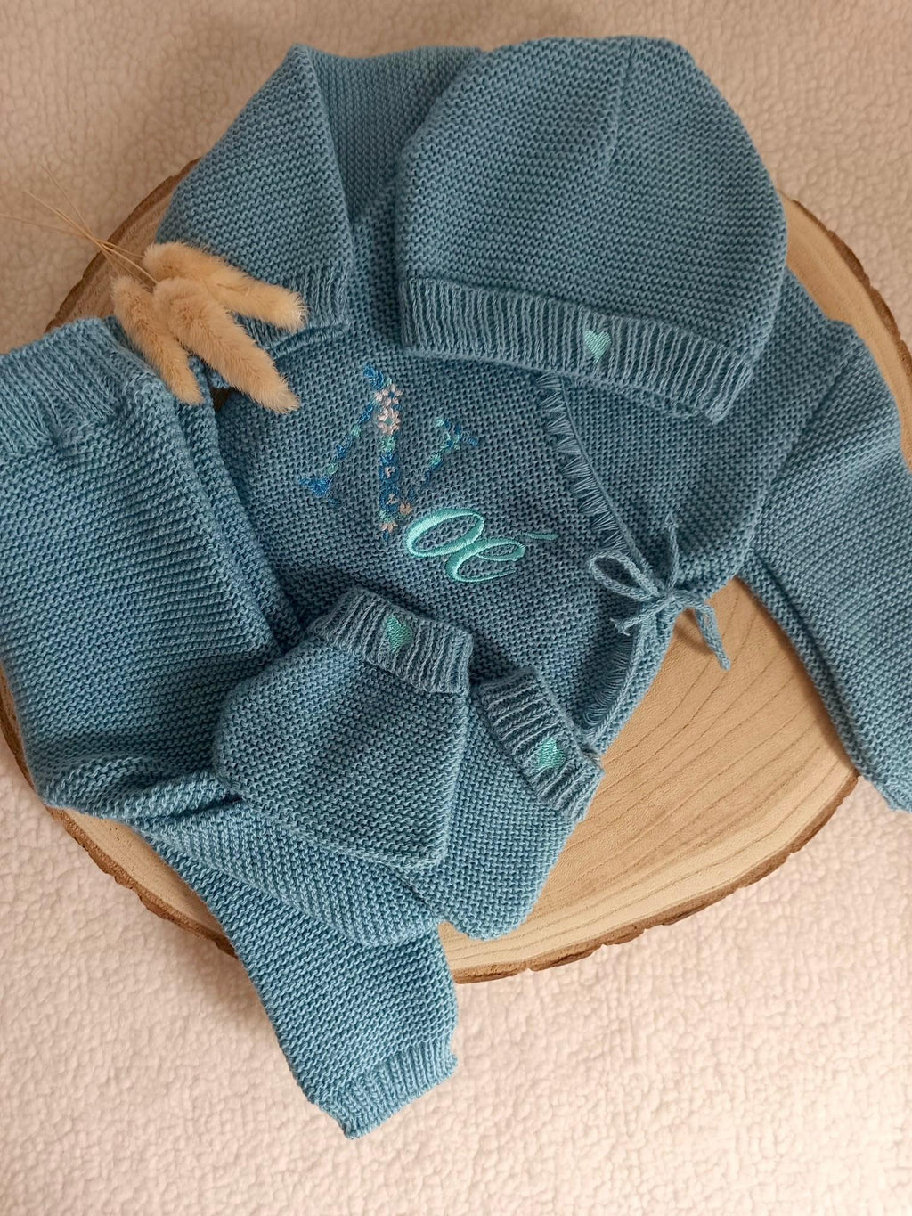 Ensemble naissance personnalisé 4 pièces en maille – lettre fleurie