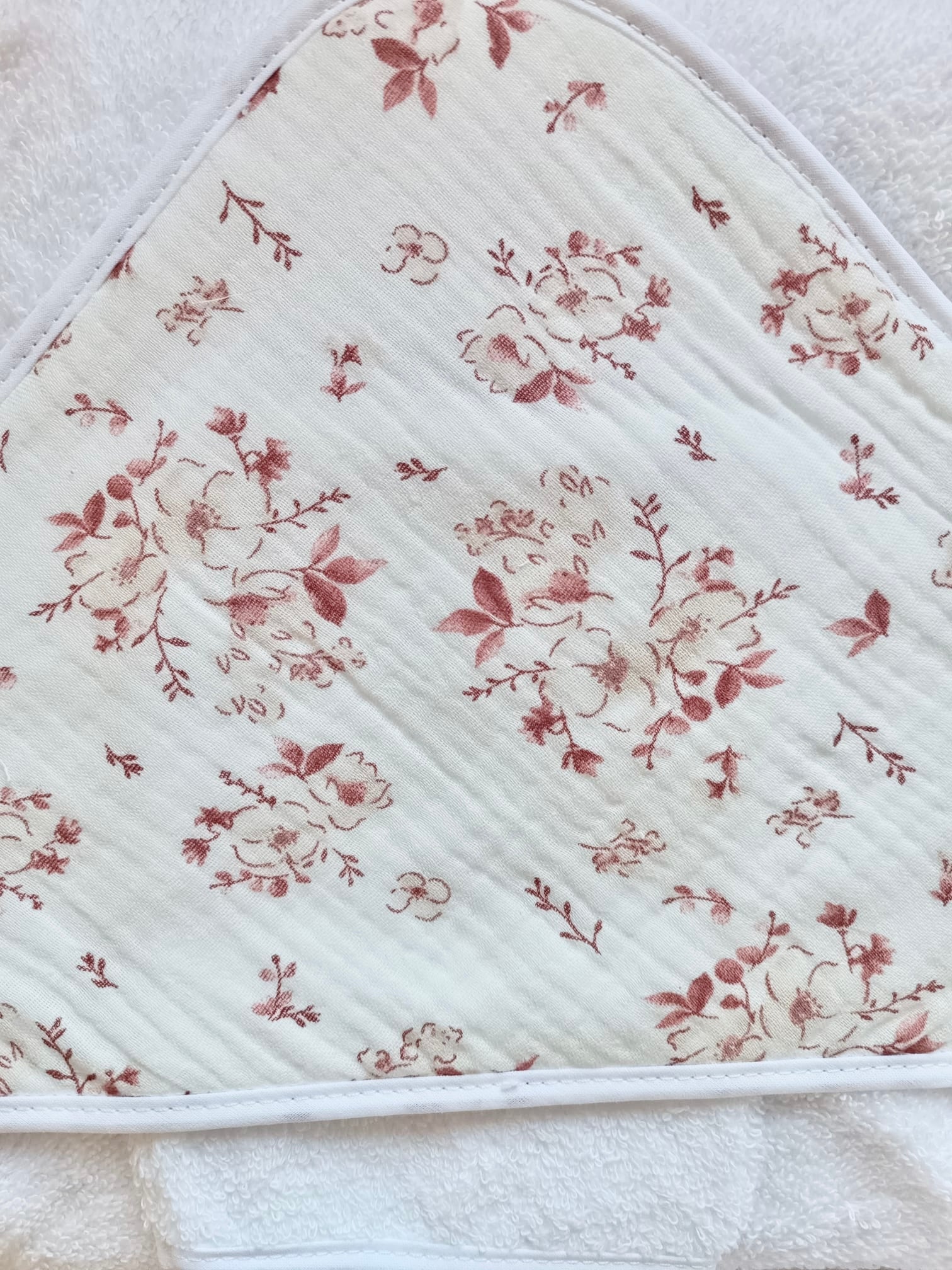 Cape de bain en gaze de coton et polaire fleurs de coton tons bordeaux/framboise