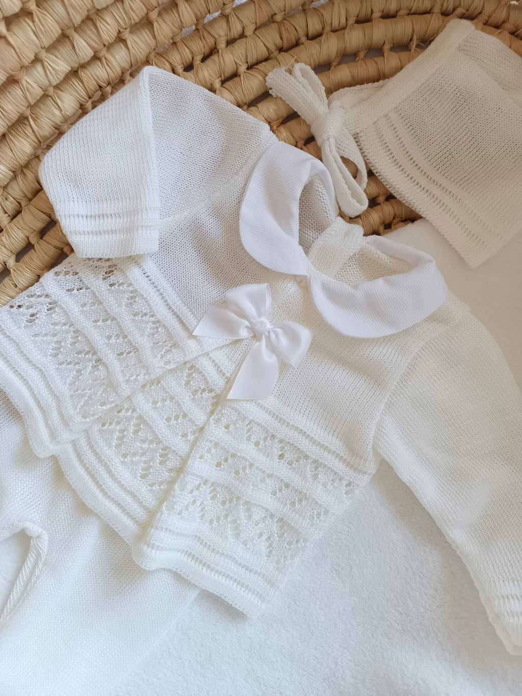 Ensemble complet naissance blanc ajouré noeud satiné blanc 0/3 mois