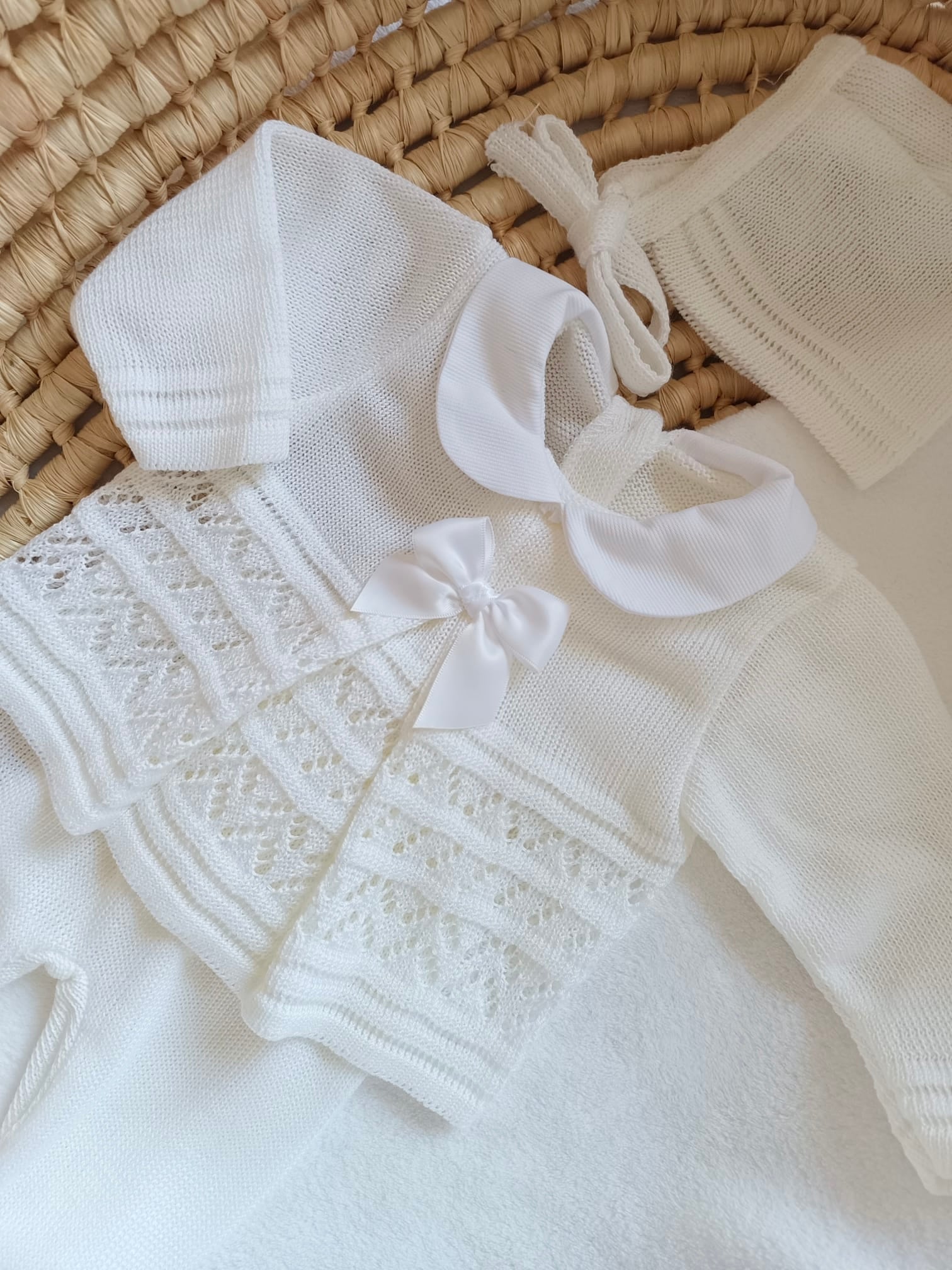 Ensemble complet naissance blanc ajouré noeud satiné blanc 0/3 mois