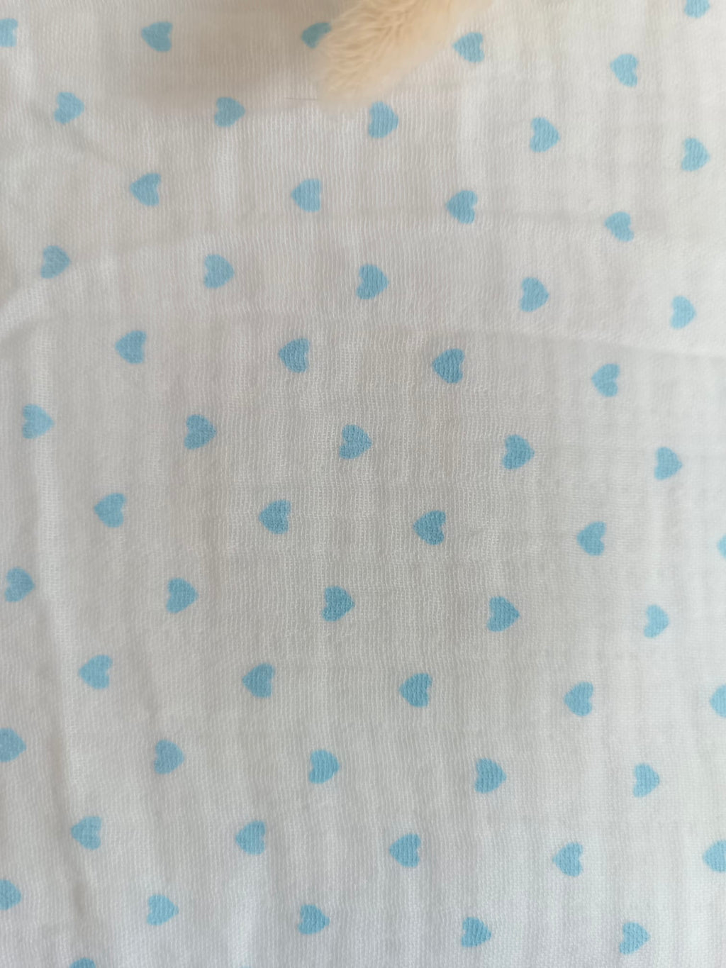 Couverture en gaze de coton blanc et polaire avec cœurs bleu ciel - personnalisable -
