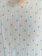 Couverture en gaze de coton blanc et polaire avec cœurs bleu ciel - personnalisable -