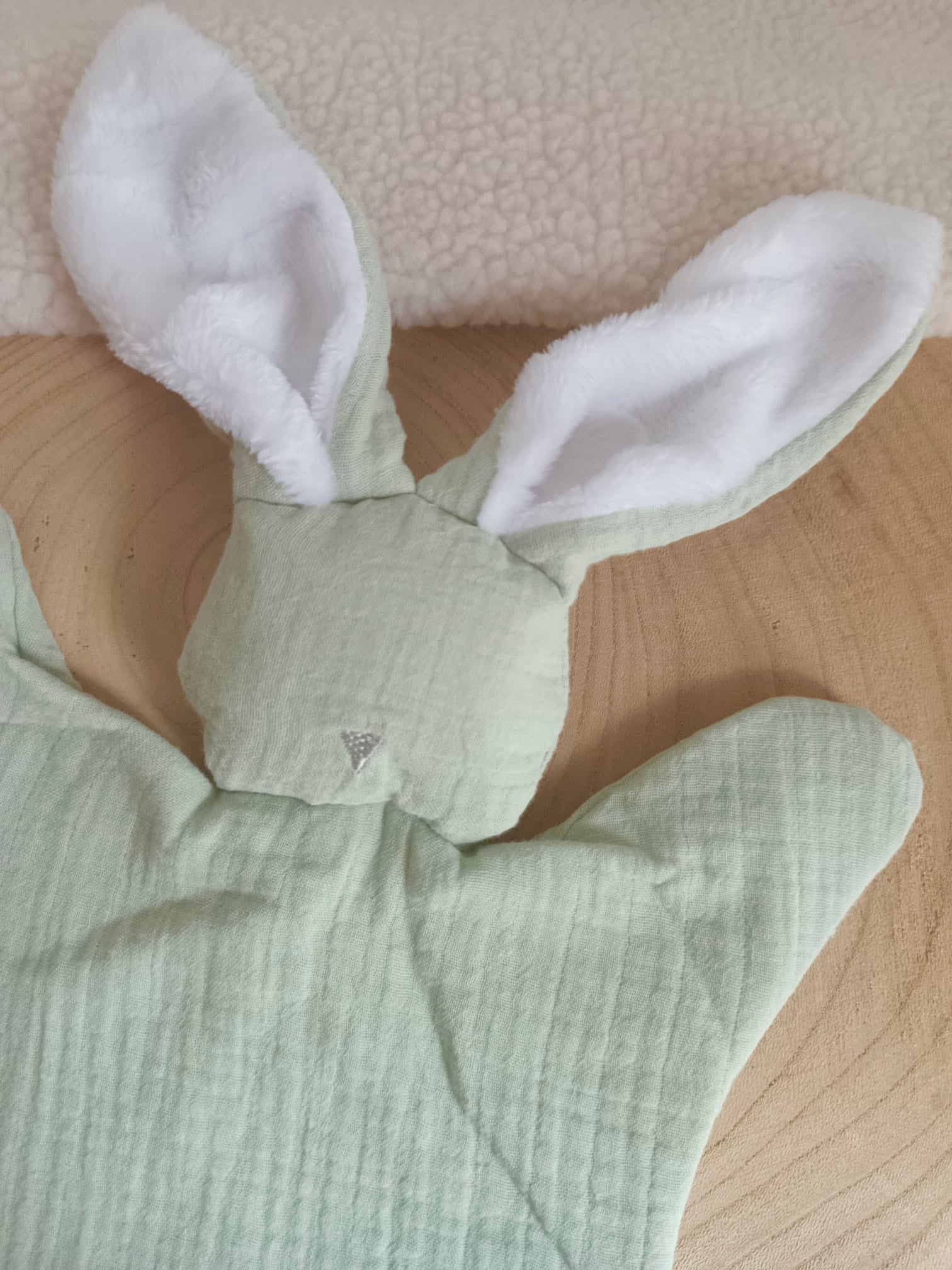 Doudou lapin avec oreilles polaire blanche en gaze de coton vert sauge