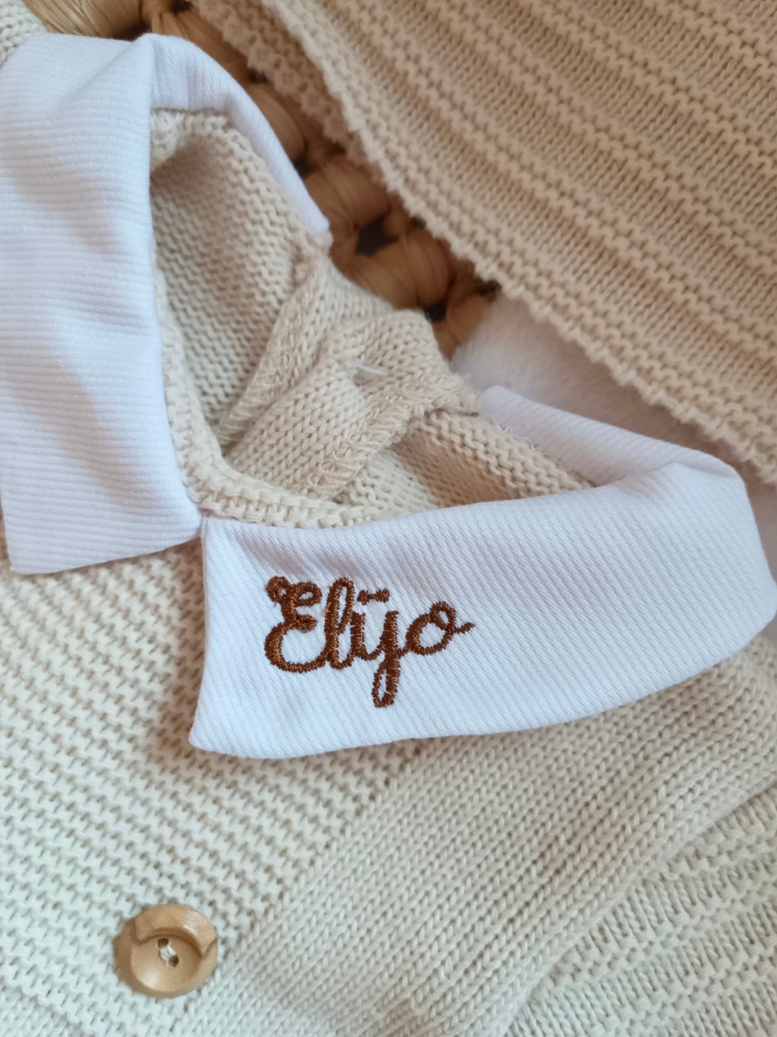 Ensemble complet beige avec 2 boutons bois 0/3 mois