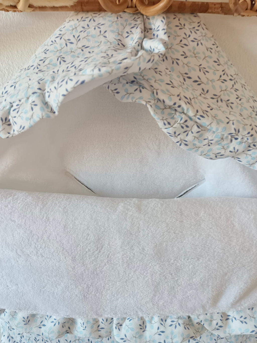 Nid d'ange en gaze de coton blanc  fleurie tons bleu ciel/bleu marine