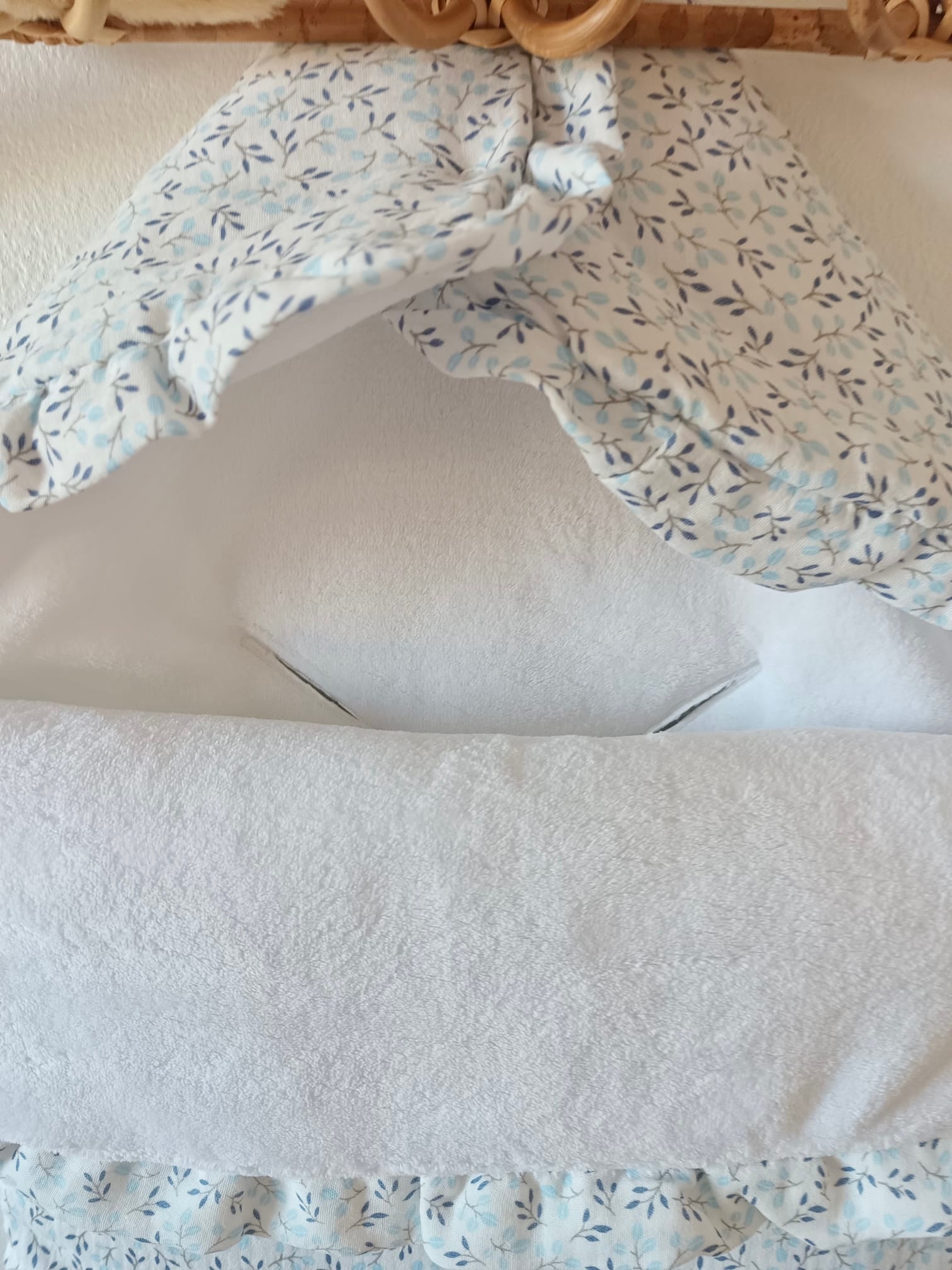 Nid d'ange en gaze de coton blanc  fleurie tons bleu ciel/bleu marine