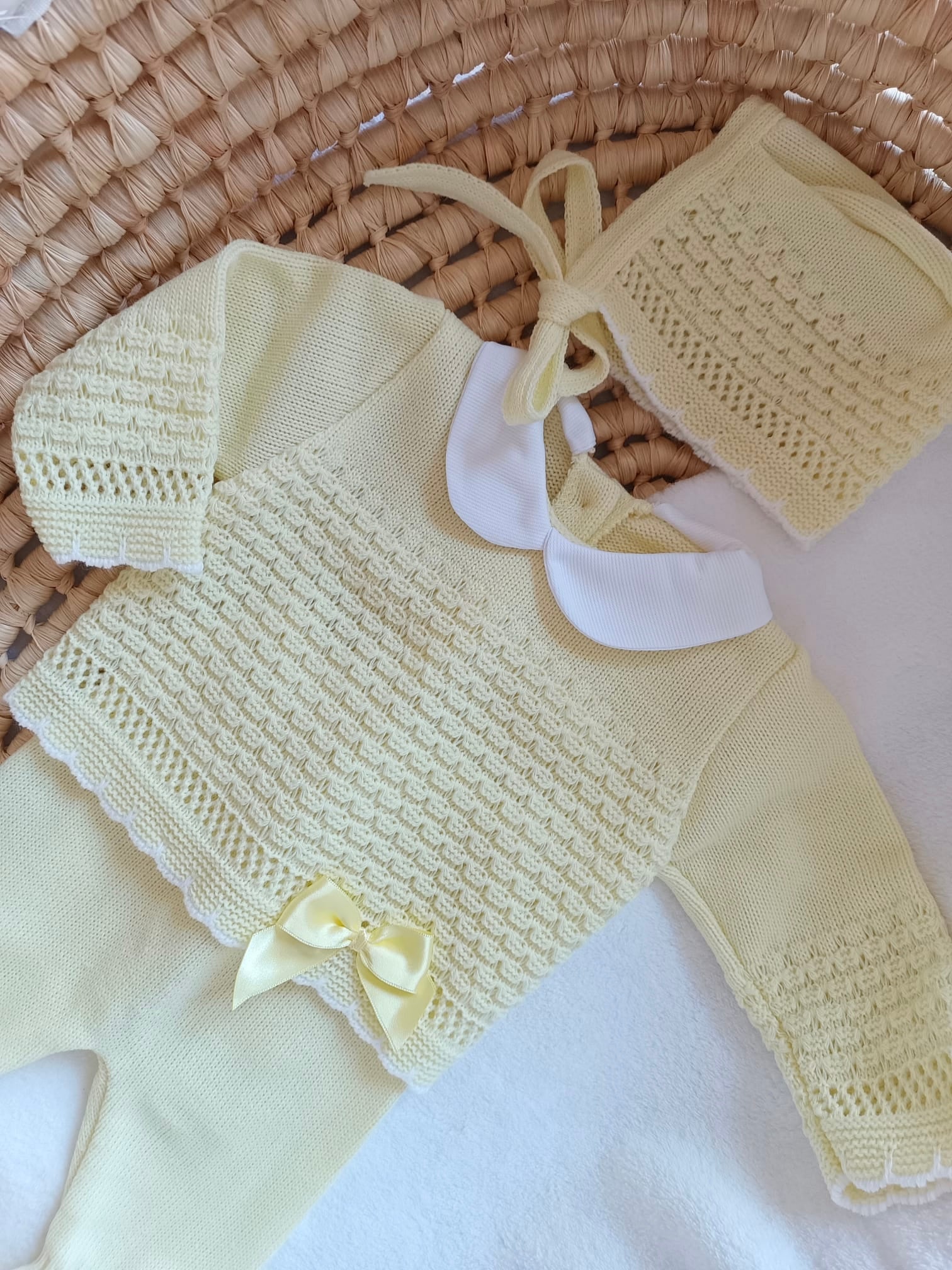 Ensemble complet naissance jaune avec détails noeud jaune 0/3 mois